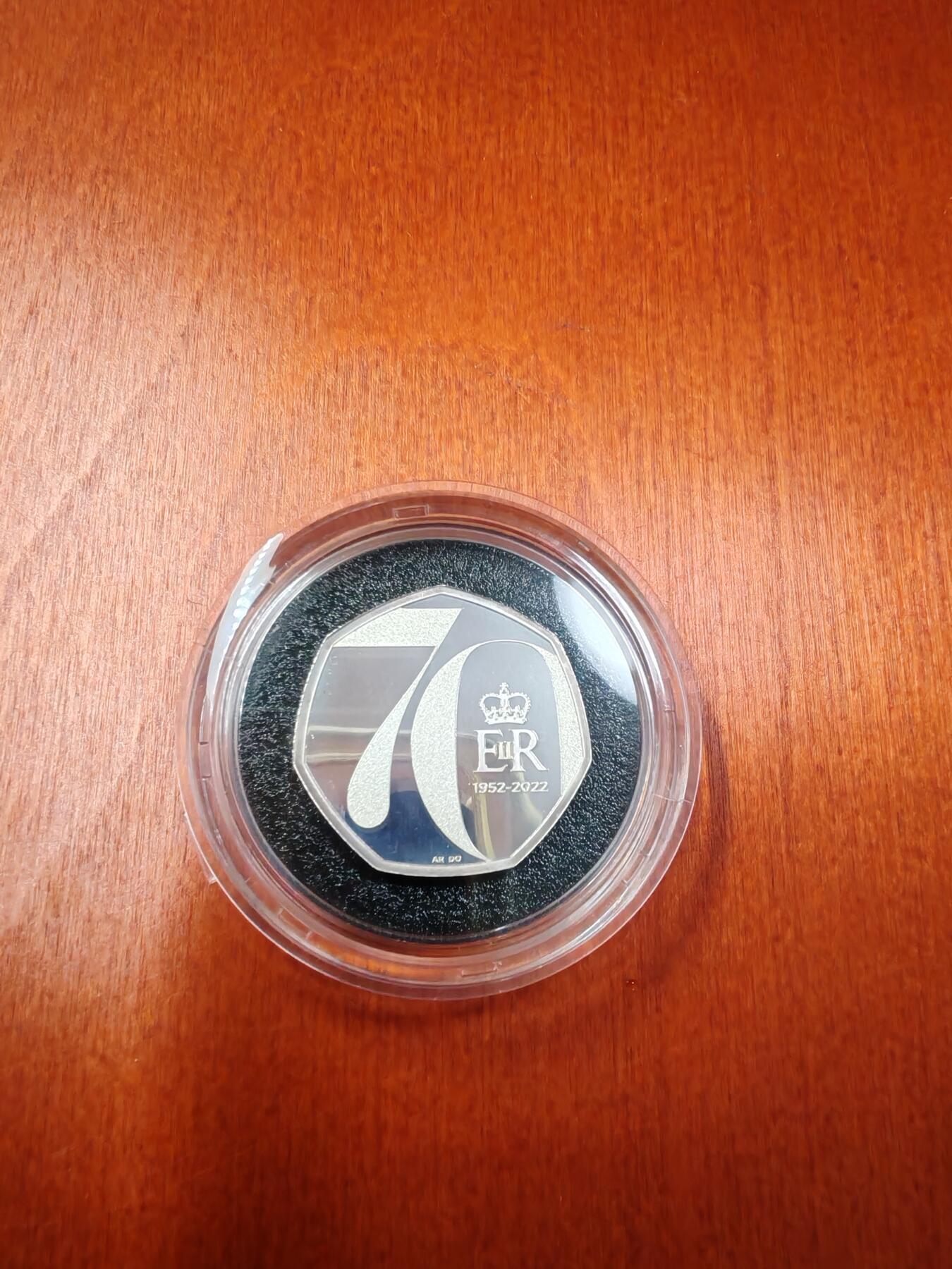 长老汇蛇年精选第九十三场拍卖 2022英国女王在位70周年50便士精制加厚银币，16克925银，2500枚，盒证全