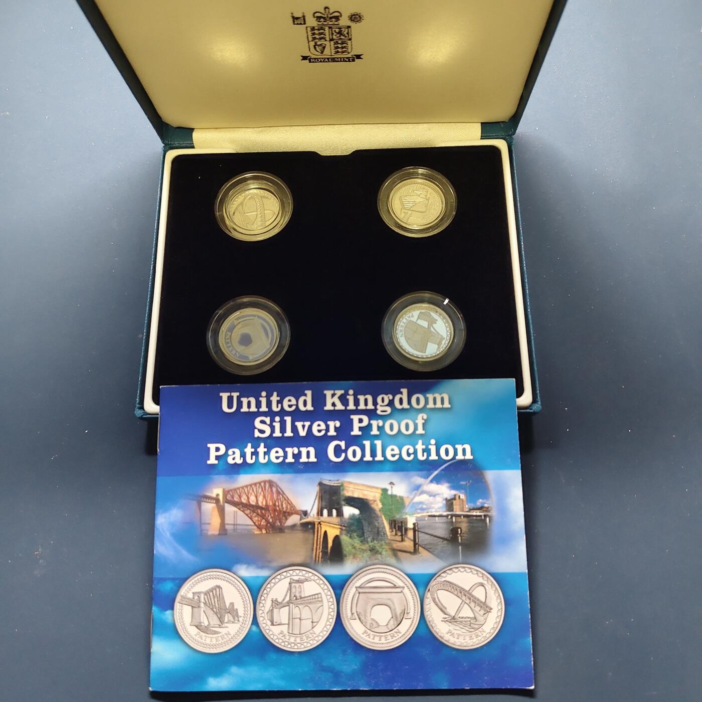 【全场包邮】纯粹捡漏拍493场 【样币·少见】英国2003-2004年1镑桥系列官方精制全银4枚套装（第四铁路桥为1镑精制银币，其余3枚为PATTERN样币）-盒证全【22.5毫米9.5克4枚，纯银价约633元（按18元银价折算）】