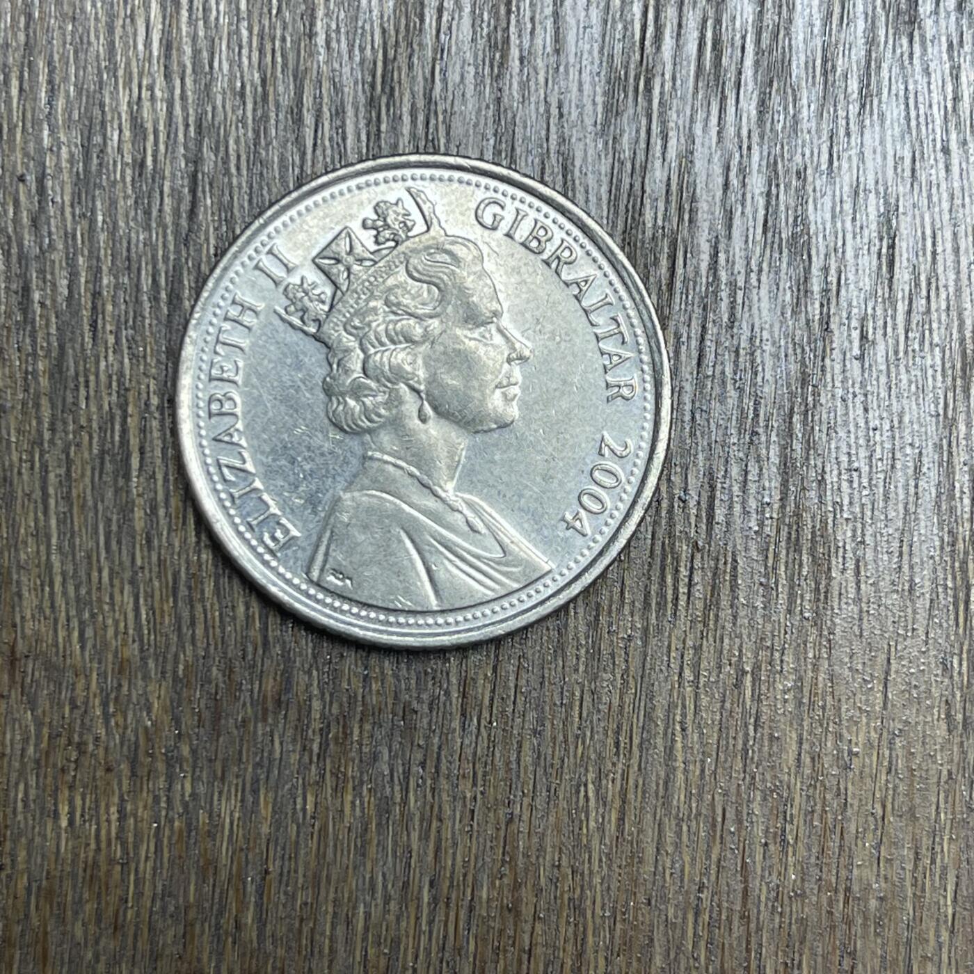 【铜匠收藏】★第137场★散币场。不寄存，30包邮。不满30元，支付5元运费。《接受代拍 代送NGC评级》 44【无寄存】2004 直布罗陀 10便士 火炬行动 纪念币