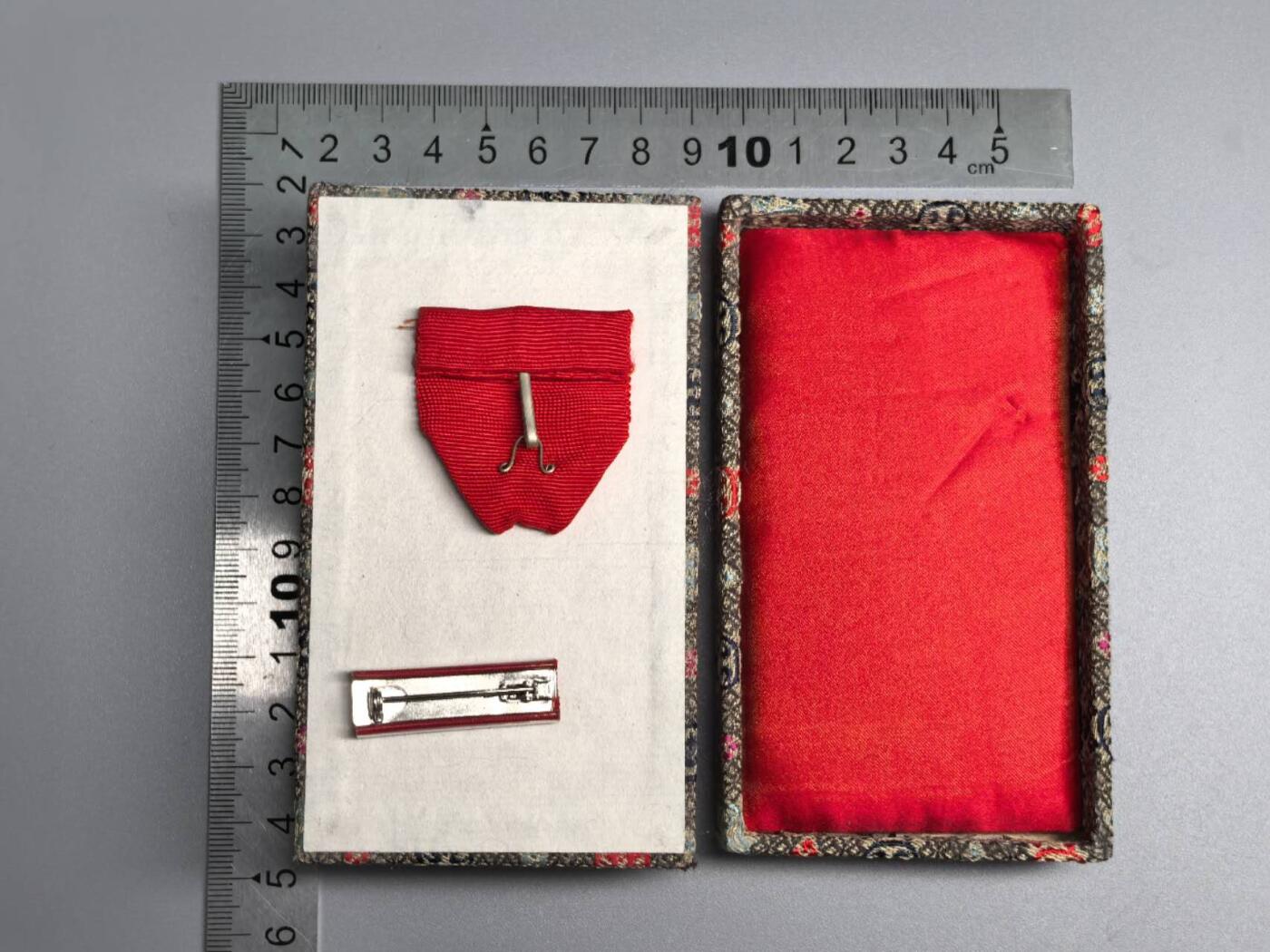 小驴勋章奖章收藏1月10日周六晚六点拍卖（珍爱和平，收藏战争，铭记历史，勿忘国耻，忠党爱国。有偿代拍，送拍规则在简介最后，参拍须阅读规则后再参拍，关系到运费包装发货时效真假辨别等关键信息，拍卖时不再发原图，看大图店主微信码在拍卖店铺介绍里）