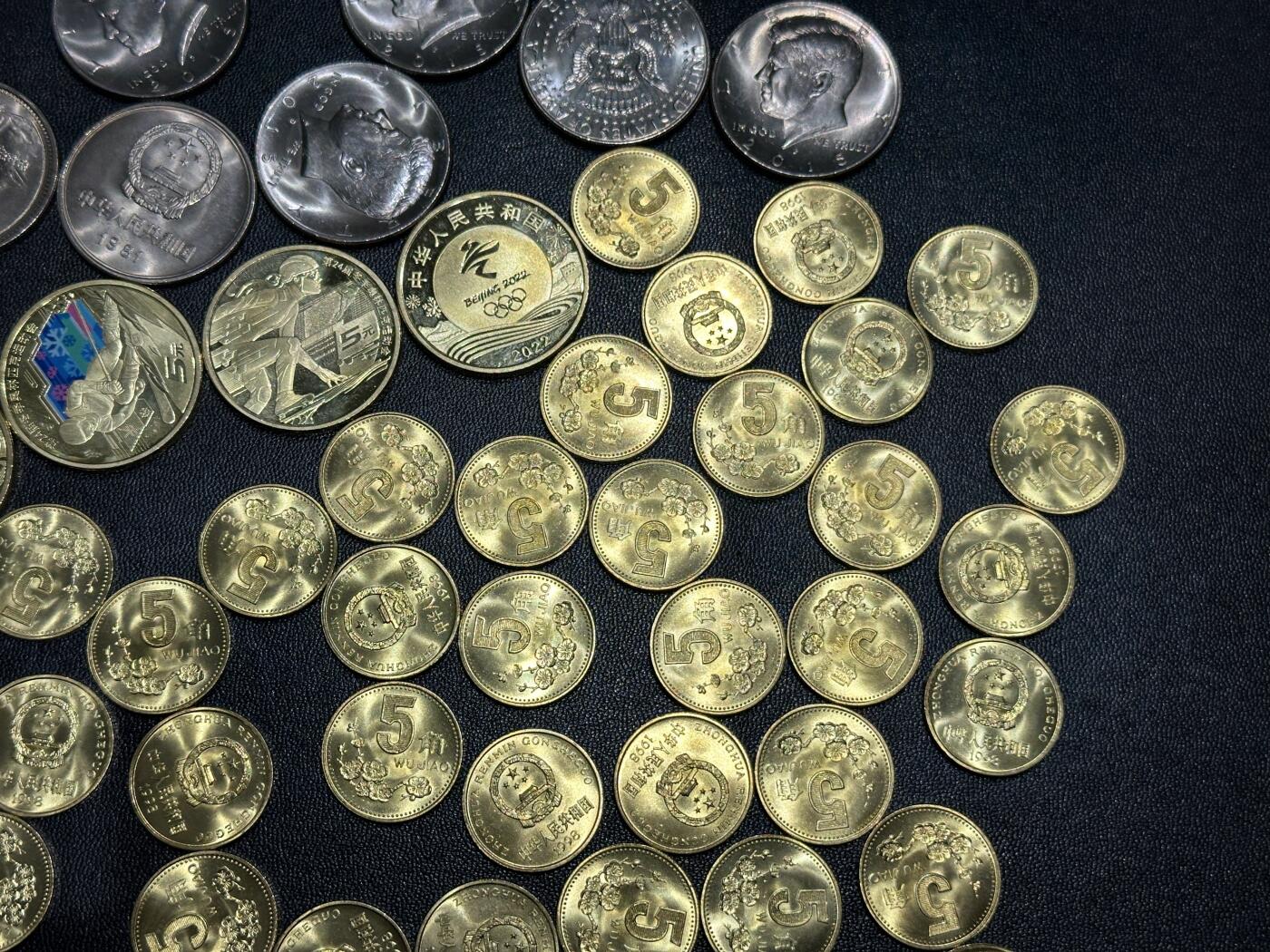 《外钞收藏家》第六百零一期（畅拍场）（本平台长期征集拍品、欢迎藏友们联系合作） 2015年美国半元硬币5枚+1981年长城纪念币2枚+冬奥纪念币4枚+1998年梅花5角50枚一起 都是圆光 基本全新