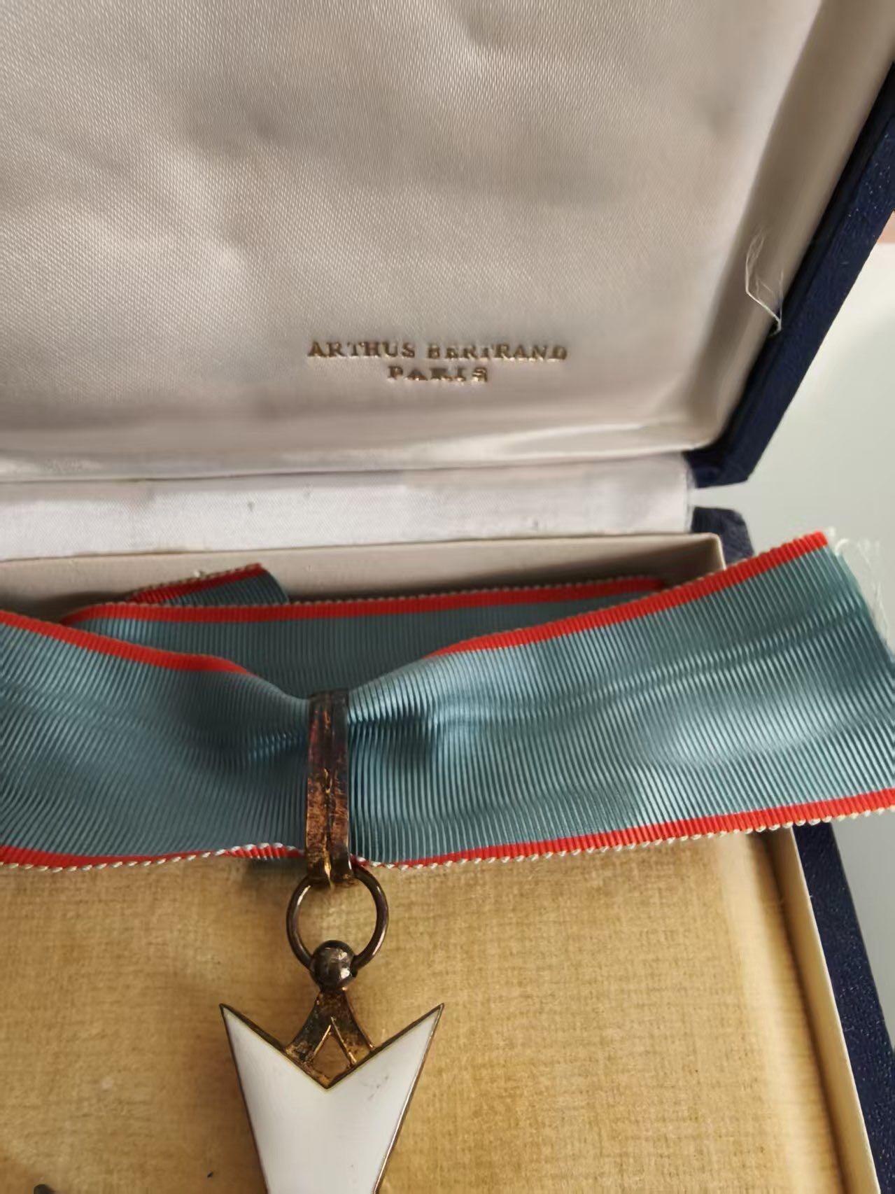 盛世勋华——号角文化勋章邮票专场拍卖第298期 海地共和国大军官级级功勋勋章 吊环和星芒杆带银标 两截短绶带 带原盒 盒子内衬上带法国珠宝商阿瑟贝特朗厂标 海地国家虽不怎么样但勋章都是国外珠宝商定做，工艺很好 古巴革命前生产的勋章工艺也非常好 号角18有专门介绍