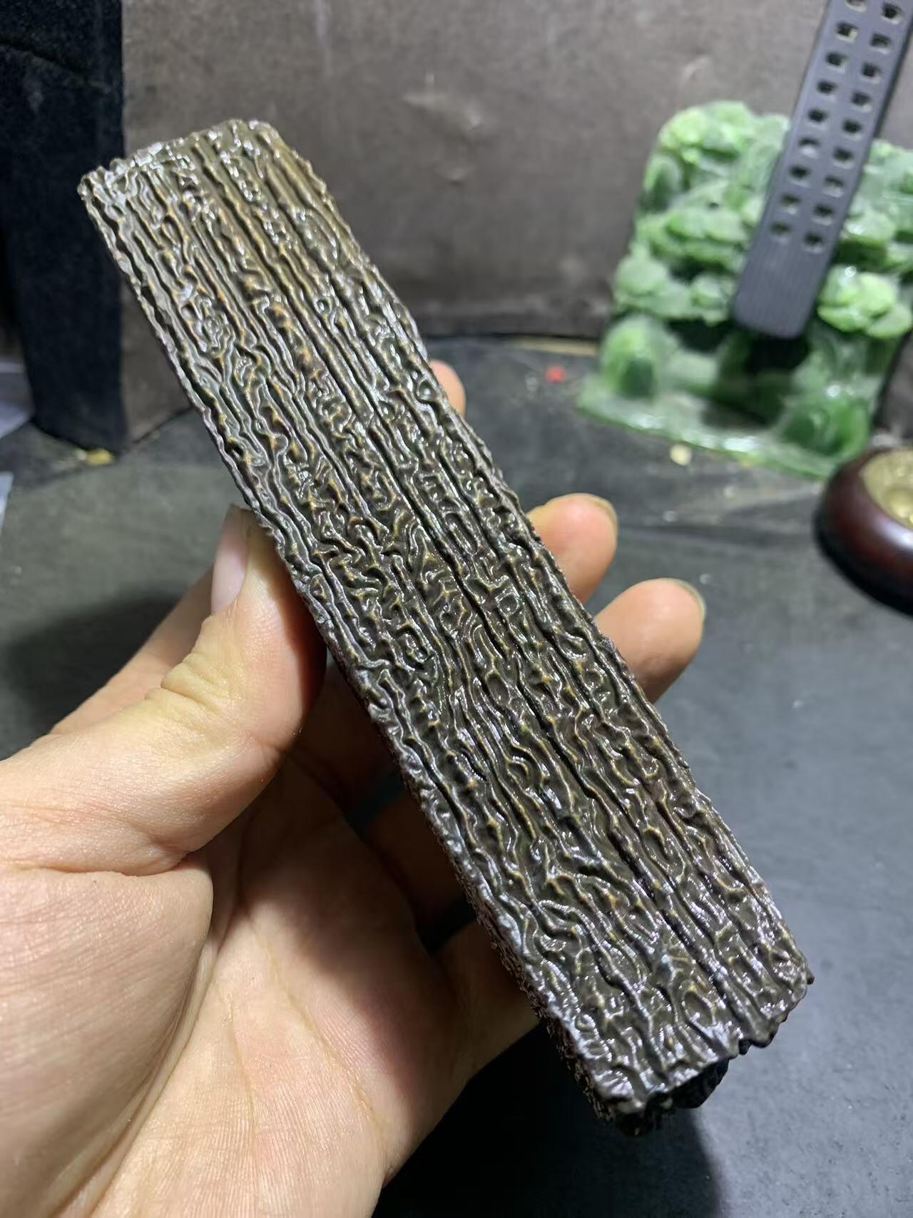 精美新疆满龙纹泥石方形原石把件（镇纸，摆件） 一块，