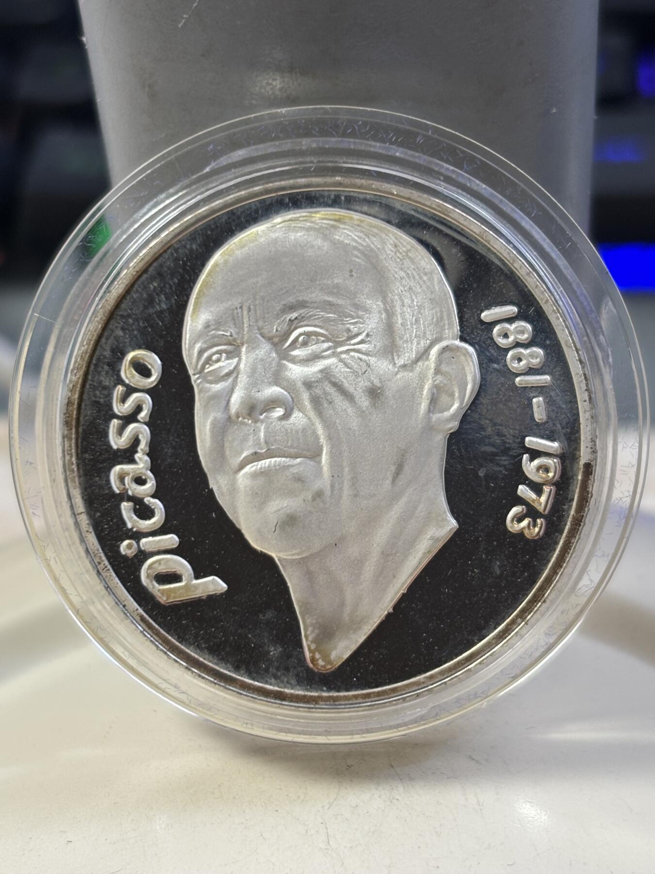 第187期拍卖 西班牙1997年画家毕加索精制彩色纪念加厚银币带盒证书，48克925银，发行500枚，有瑕疵