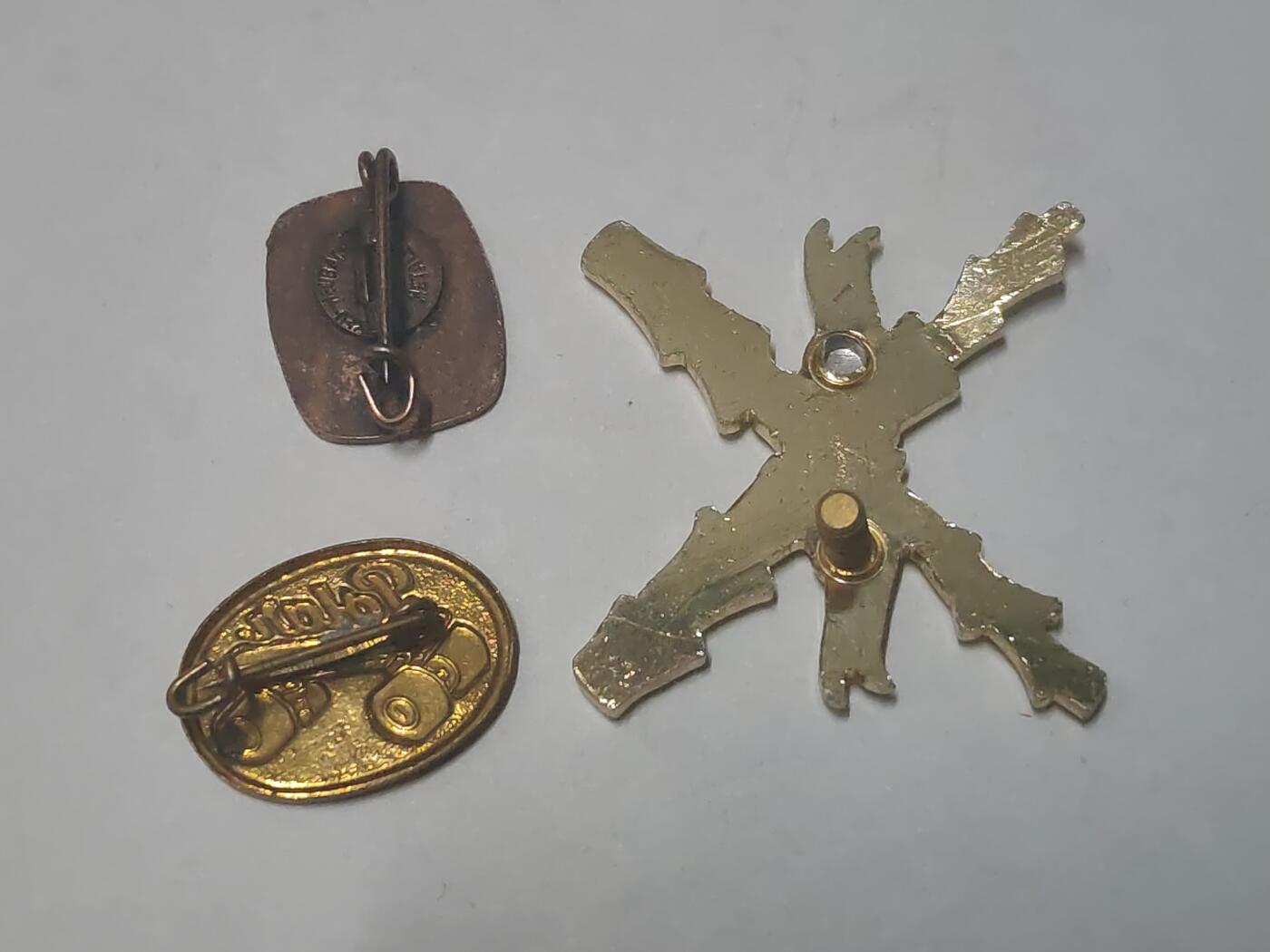 韵星假日拍卖第三十六期 -- Rimey Holidays Auction 36 民主德国徽章一组