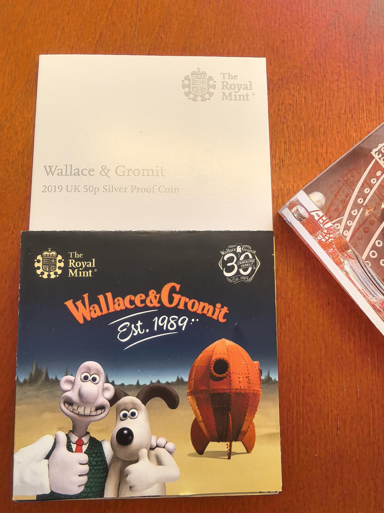 长老汇蛇年精选第九十三场拍卖 2019英国无敌掌门狗30周年50便士彩色七边精制银币，水晶盒，925银，2.5万枚，盒证全