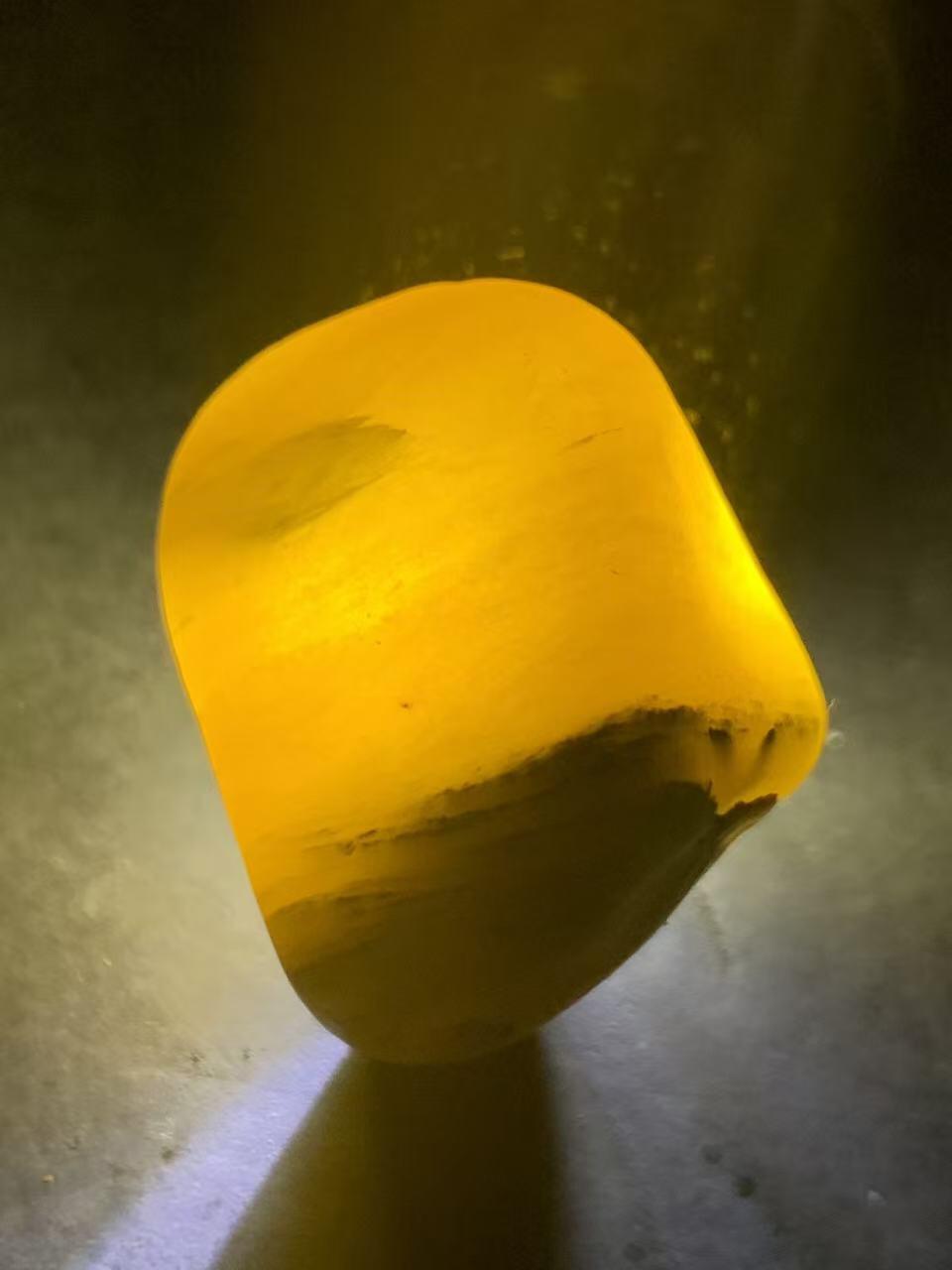 放福利！精美天然地表青花飘鸡油黄金丝玉籽料原石一块！