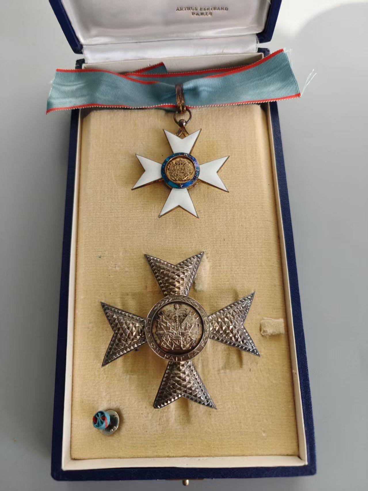 盛世勋华——号角文化勋章邮票专场拍卖第298期 海地共和国大军官级级功勋勋章 吊环和星芒杆带银标 两截短绶带 带原盒 盒子内衬上带法国珠宝商阿瑟贝特朗厂标 海地国家虽不怎么样但勋章都是国外珠宝商定做，工艺很好 古巴革命前生产的勋章工艺也非常好 号角18有专门介绍