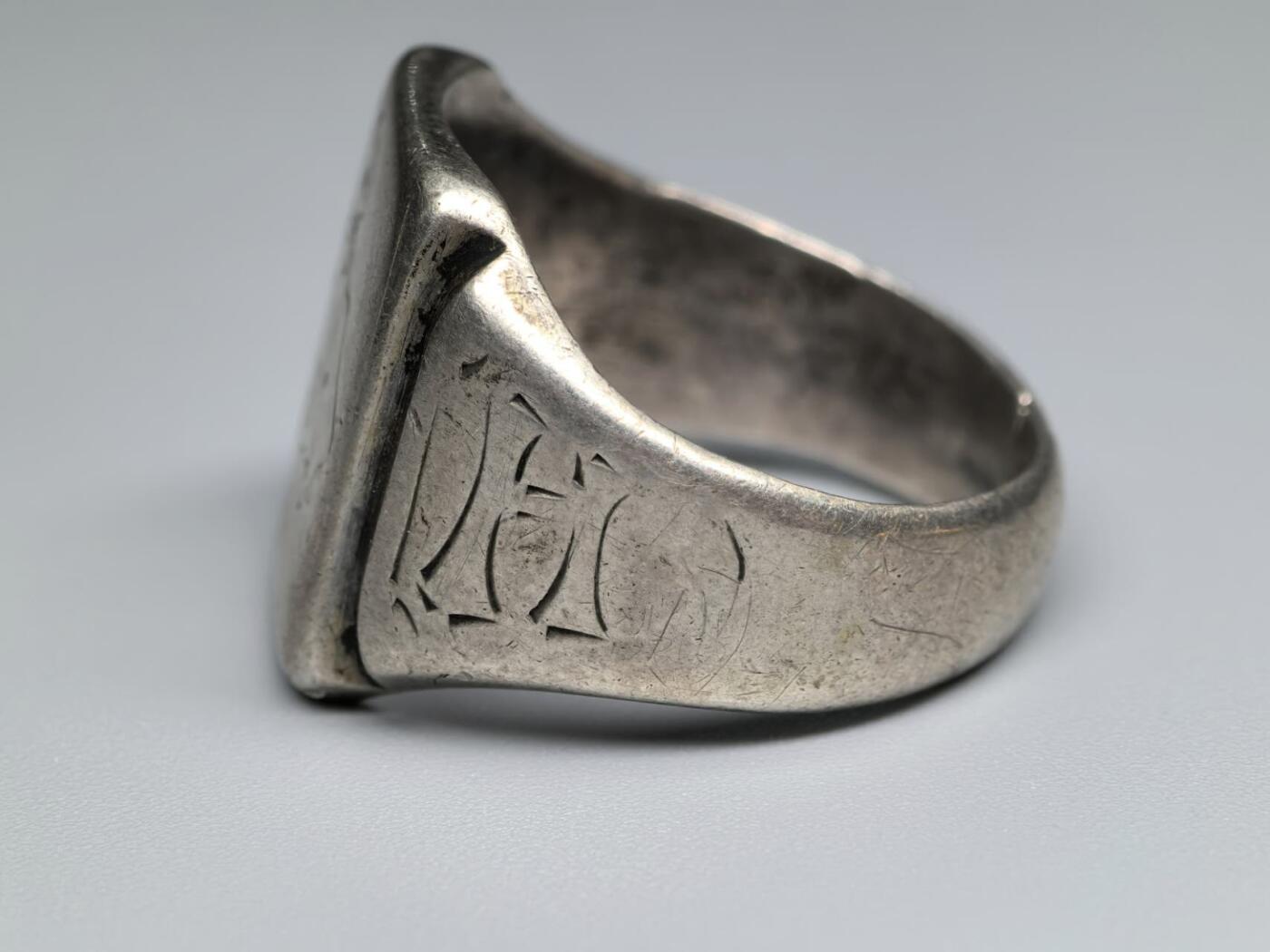 小驴勋章奖章收藏1月10日周六晚六点拍卖（珍爱和平，收藏战争，铭记历史，勿忘国耻，忠党爱国。有偿代拍，送拍规则在简介最后，参拍须阅读规则后再参拍，关系到运费包装发货时效真假辨别等关键信息，拍卖时不再发原图，看大图店主微信码在拍卖店铺介绍里）