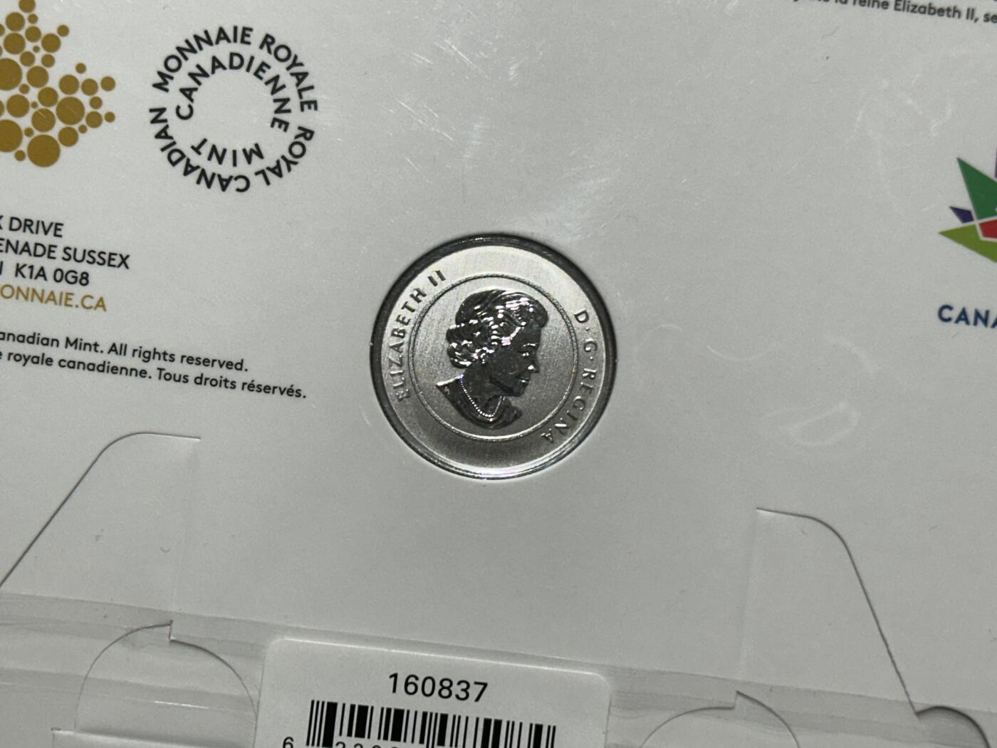 《外钞收藏家》第六百零一期（畅拍场）（本平台长期征集拍品、欢迎藏友们联系合作） 加拿大2017年独立150周年精制彩色夜光银币（带原厂卡册1/4盎司纯银）