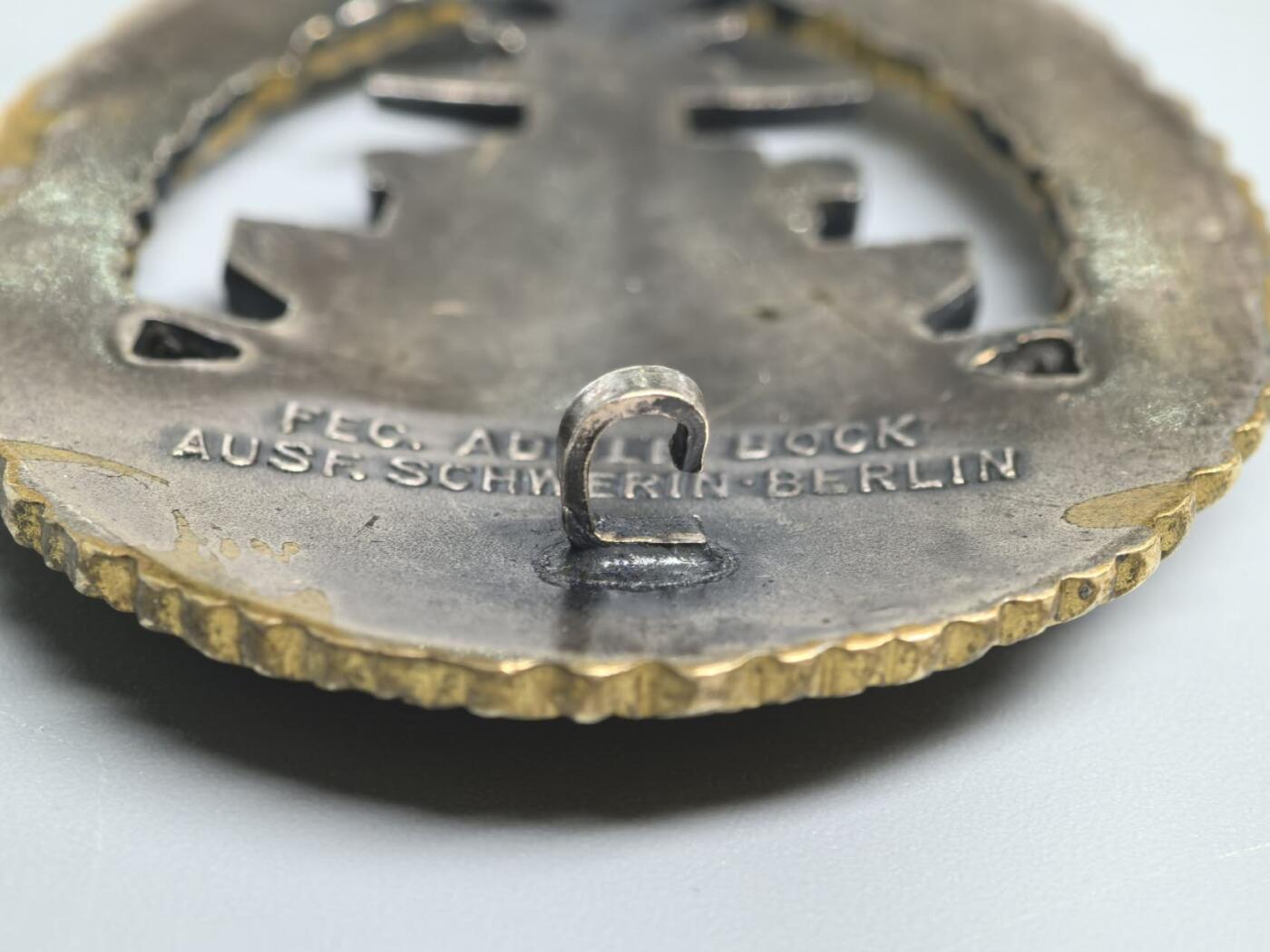 小驴勋章奖章收藏1月10日周六晚六点拍卖（珍爱和平，收藏战争，铭记历史，勿忘国耻，忠党爱国。有偿代拍，送拍规则在简介最后，参拍须阅读规则后再参拍，关系到运费包装发货时效真假辨别等关键信息，拍卖时不再发原图，看大图店主微信码在拍卖店铺介绍里） 得三海军公海舰队奖章，tombak铜质镀银镀金，标准Adolf Bock/Schwerin第二（6.02）版，背打Fec.Adolf Bock/Ausf.Schwerin.Berlin厂标，极好品