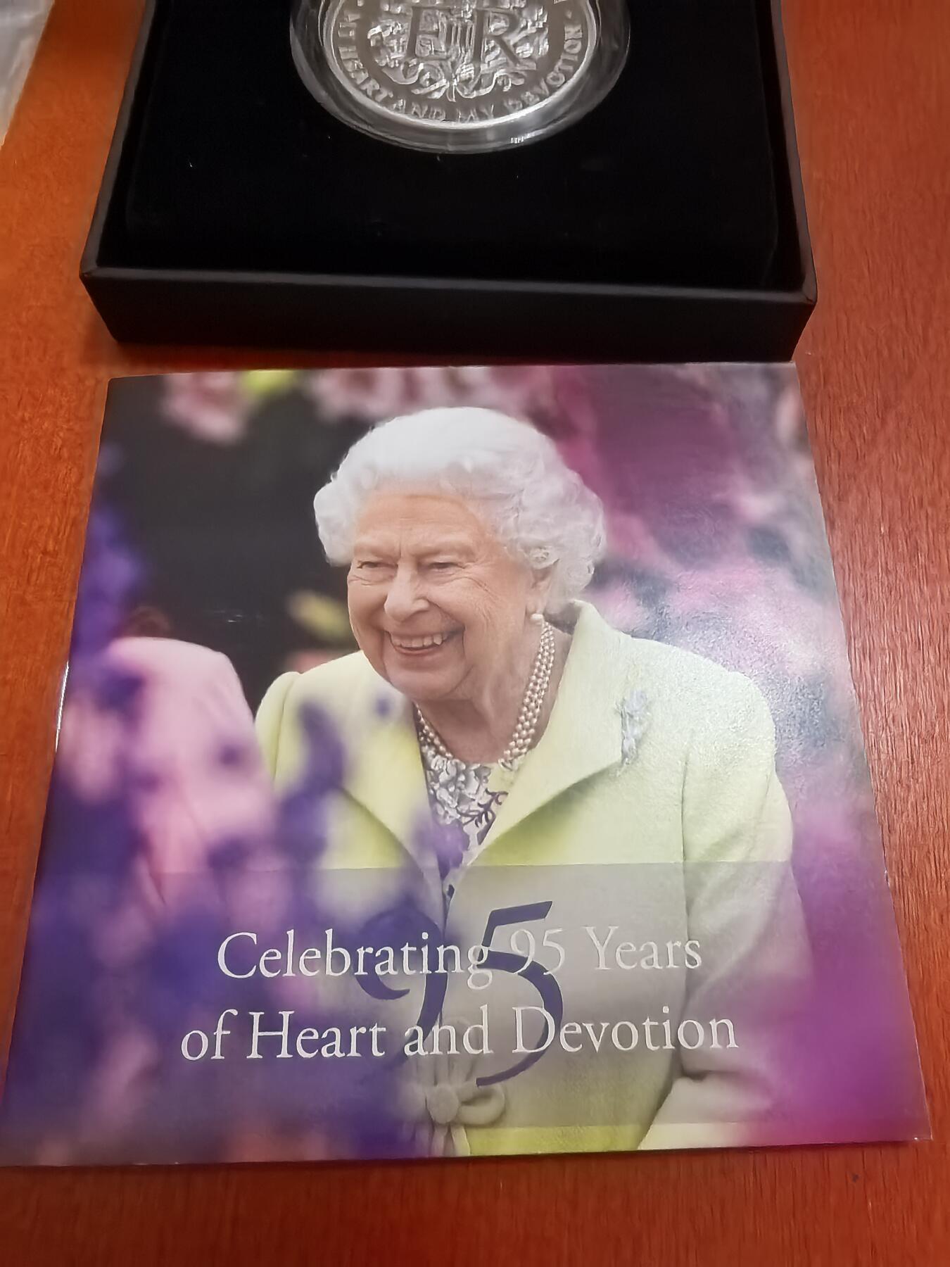 长老汇蛇年精选第九十三场拍卖 2021英国伊丽莎白二世95寿诞5英镑精制加厚银币，56.56克925银，盒证全，1926枚