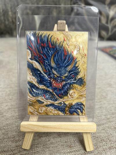 喜灰玩卡拍卖第三期限时免佣金，接代拍，免佣金帮卡友们拍卖，欢迎送拍，释放现金流，让自己有资金可以购买更多喜欢的卡牌，让别的卡友能淘到更多心仪的卡牌 - 大云仙手绘卡一张（正常卡牌尺寸）