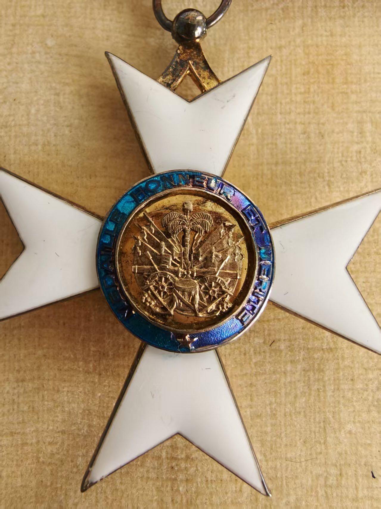 盛世勋华——号角文化勋章邮票专场拍卖第298期 海地共和国大军官级级功勋勋章 吊环和星芒杆带银标 两截短绶带 带原盒 盒子内衬上带法国珠宝商阿瑟贝特朗厂标 海地国家虽不怎么样但勋章都是国外珠宝商定做，工艺很好 古巴革命前生产的勋章工艺也非常好 号角18有专门介绍