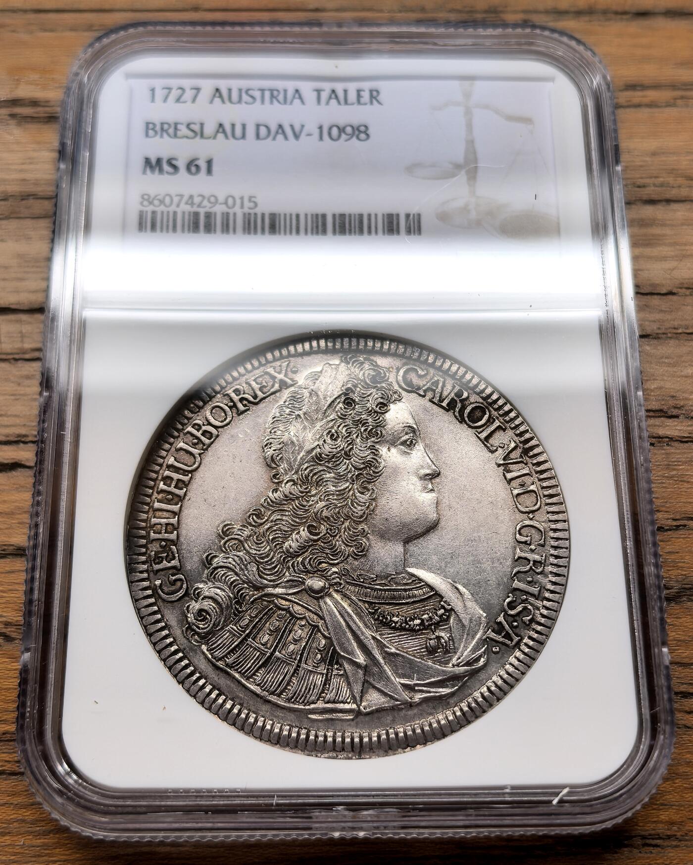 凡希社世界钱币微拍第三百十八期 荐！1727神罗哈布斯堡王朝卡尔六世戎装像泰勒大银NGC-MS61，铁灰色包浆，注意正面的卷发和月桂冠细节。1727年正值卡尔六世推动《国本诏书》确立哈布斯堡家族继承规则的关键时期，此币是神圣罗马帝国中期货币体系的重要实物，布雷斯劳铸币厂版本少于维也纳铸币厂版本，它直观地反映了帝国东部领地的铸币权分布。（视频参考）