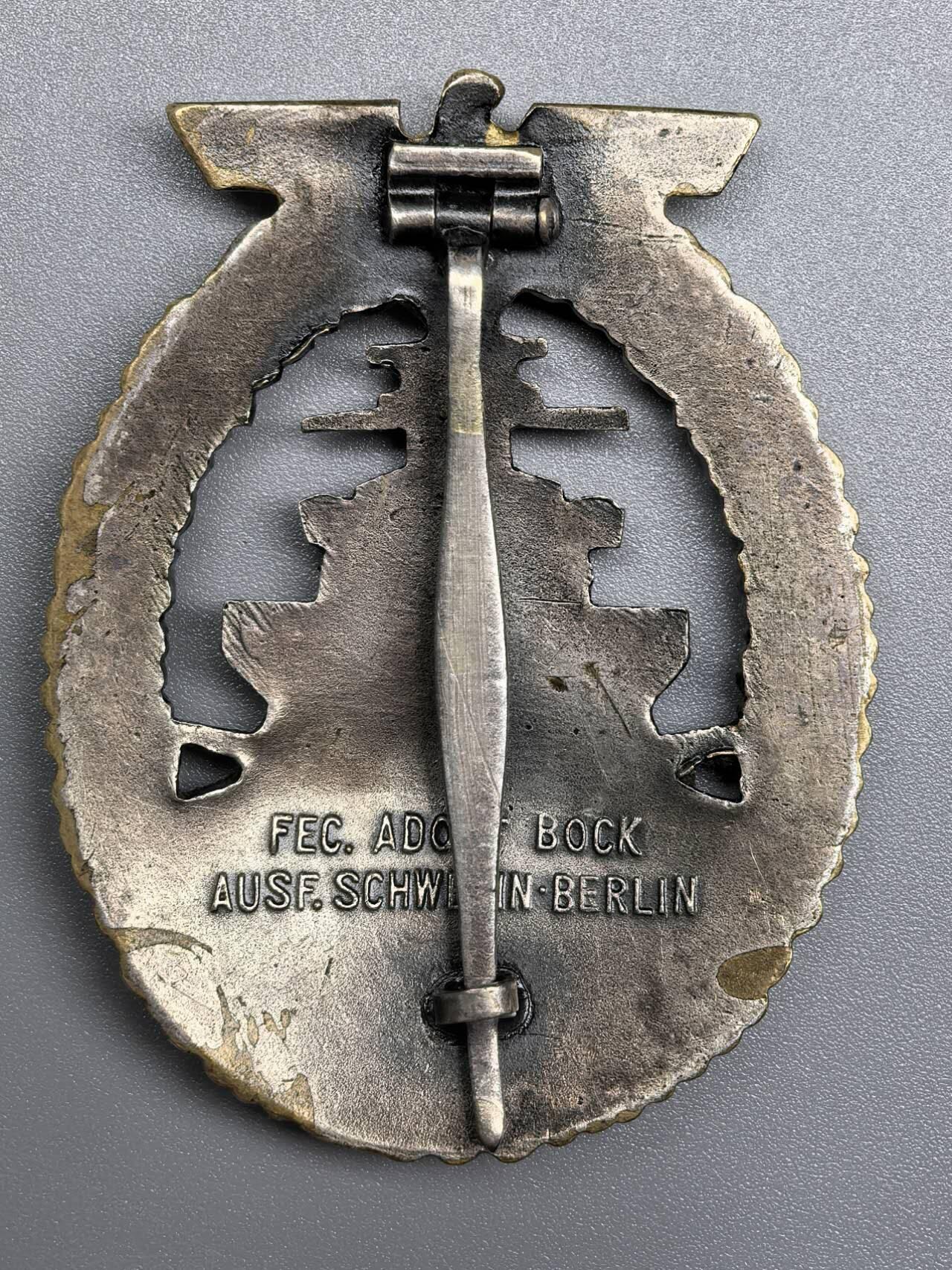 小驴勋章奖章收藏1月10日周六晚六点拍卖（珍爱和平，收藏战争，铭记历史，勿忘国耻，忠党爱国。有偿代拍，送拍规则在简介最后，参拍须阅读规则后再参拍，关系到运费包装发货时效真假辨别等关键信息，拍卖时不再发原图，看大图店主微信码在拍卖店铺介绍里） 得三海军公海舰队奖章，tombak铜质镀银镀金，标准Adolf Bock/Schwerin第二（6.02）版，背打Fec.Adolf Bock/Ausf.Schwerin.Berlin厂标，极好品