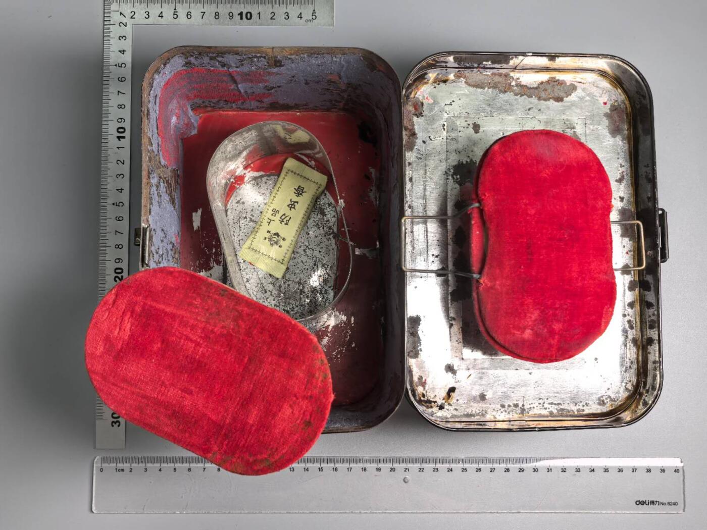 小驴勋章奖章收藏1月10日周六晚六点拍卖（珍爱和平，收藏战争，铭记历史，勿忘国耻，忠党爱国。有偿代拍，送拍规则在简介最后，参拍须阅读规则后再参拍，关系到运费包装发货时效真假辨别等关键信息，拍卖时不再发原图，看大图店主微信码在拍卖店铺介绍里）