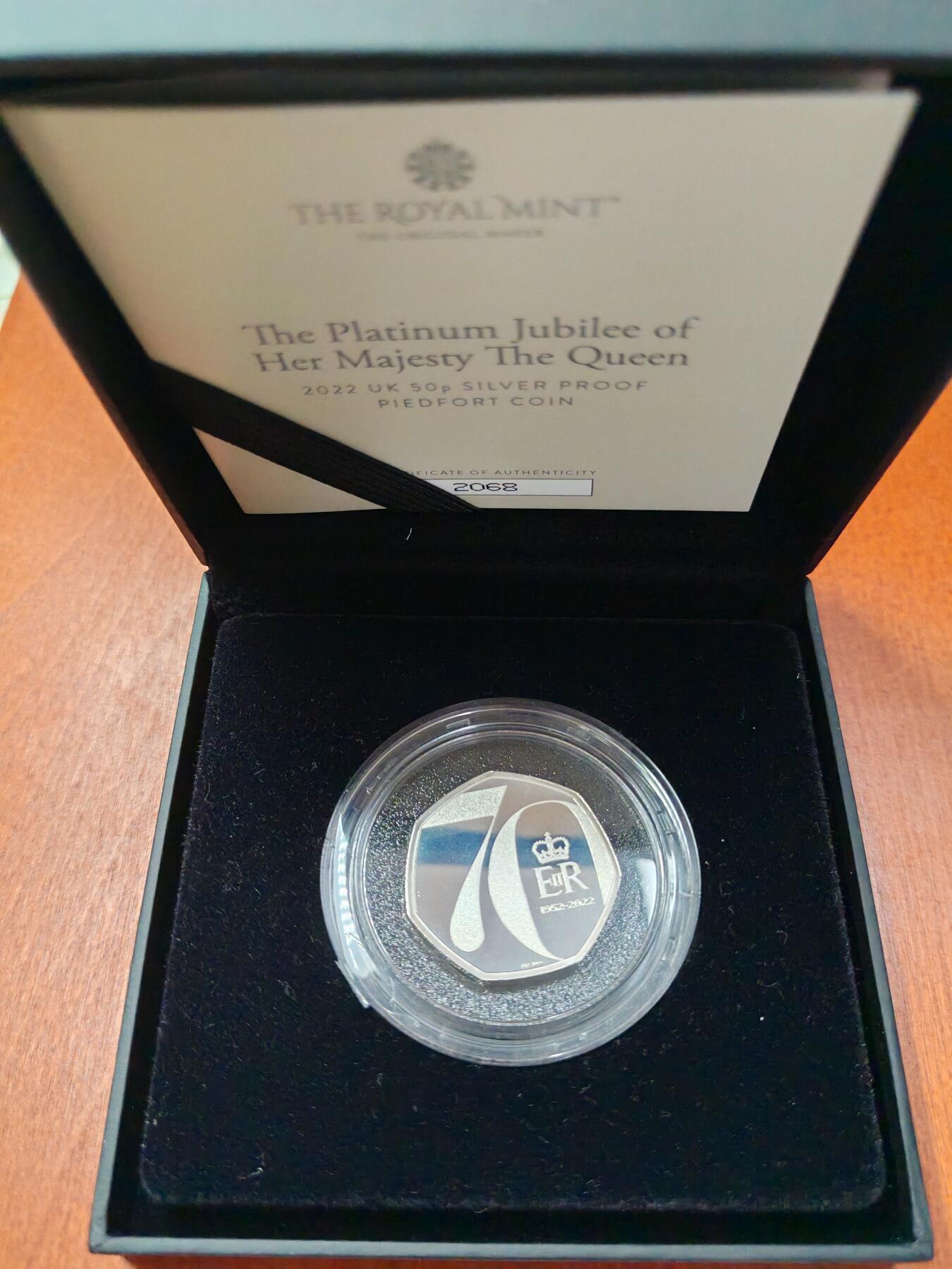 长老汇蛇年精选第九十三场拍卖 2022英国女王在位70周年50便士精制加厚银币，16克925银，2500枚，盒证全