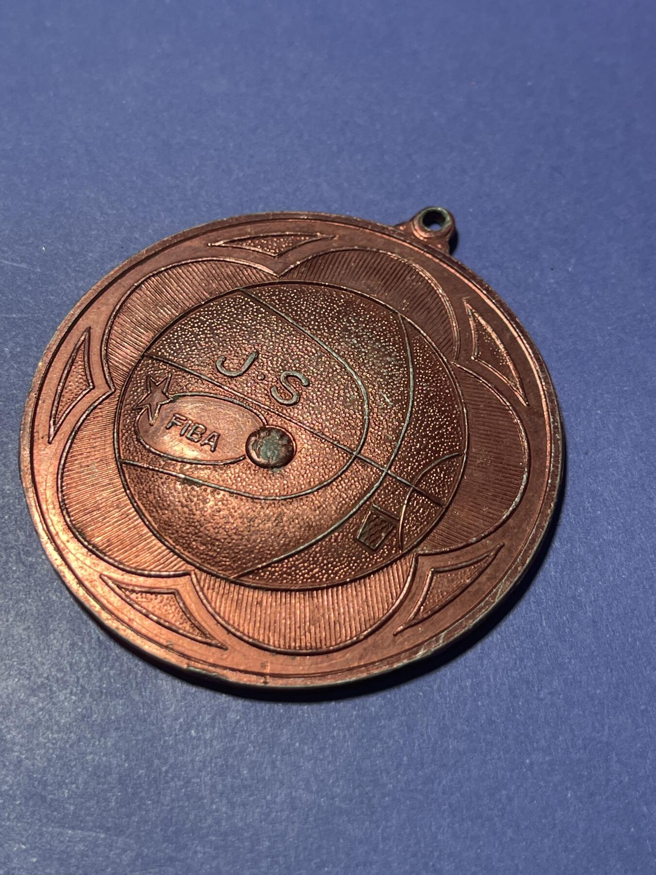 世界各国奖章纪念章徽章无底价拍卖 八十年代江苏省篮球协会杯奖章