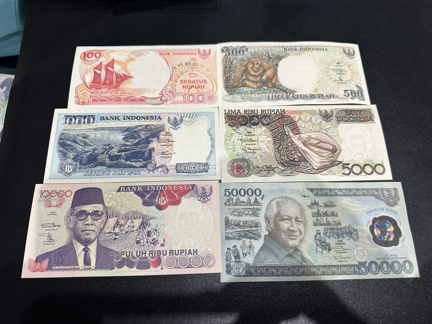 《外钞收藏家》第六百零一期（畅拍场）（本平台长期征集拍品、欢迎藏友们联系合作） 印度尼西亚1992年100-1万（婆罗浮屠）+1993年5万塑料钞苏哈托共六张  UNC 1000面额有个角瑕疵