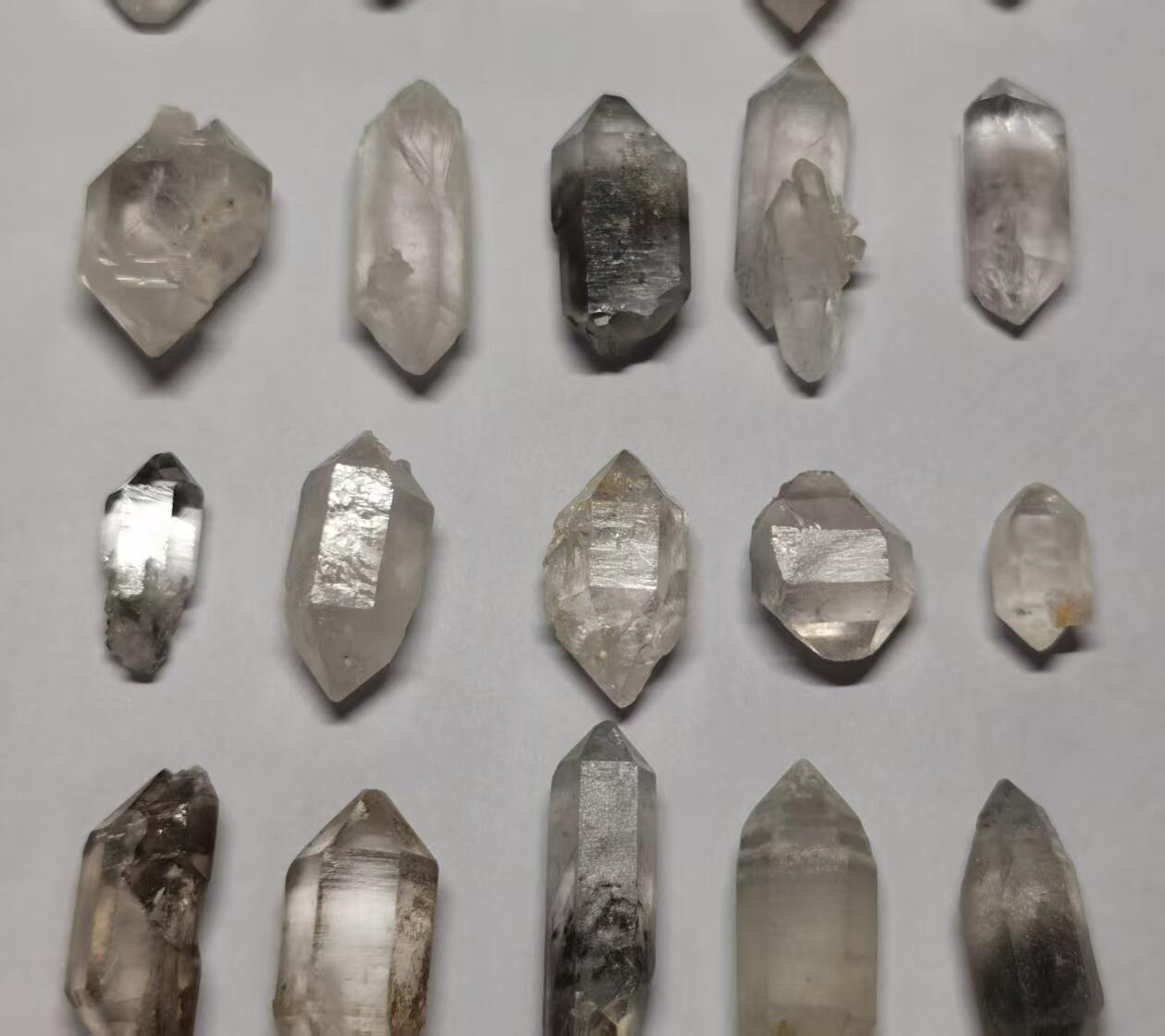 七河·世界钱币杂件水晶矿标小拍（总第33期） 藏家出品的X705（5）云贵闪灵水晶原石 多品种一组共20颗