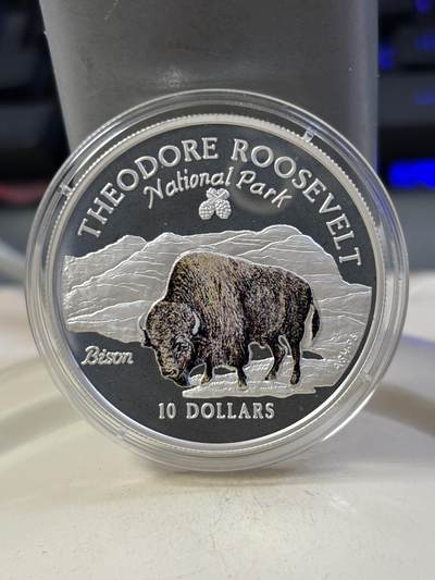 第187期拍卖 - 库克1996年奥运会国家公园牛彩色纪念银币带盒，28.28克，925银，有氧化