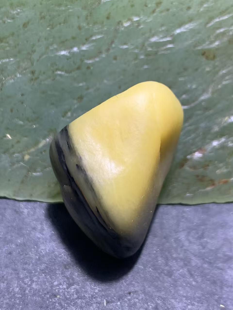 放福利！精美天然地表青花飘鸡油黄金丝玉籽料原石一块！