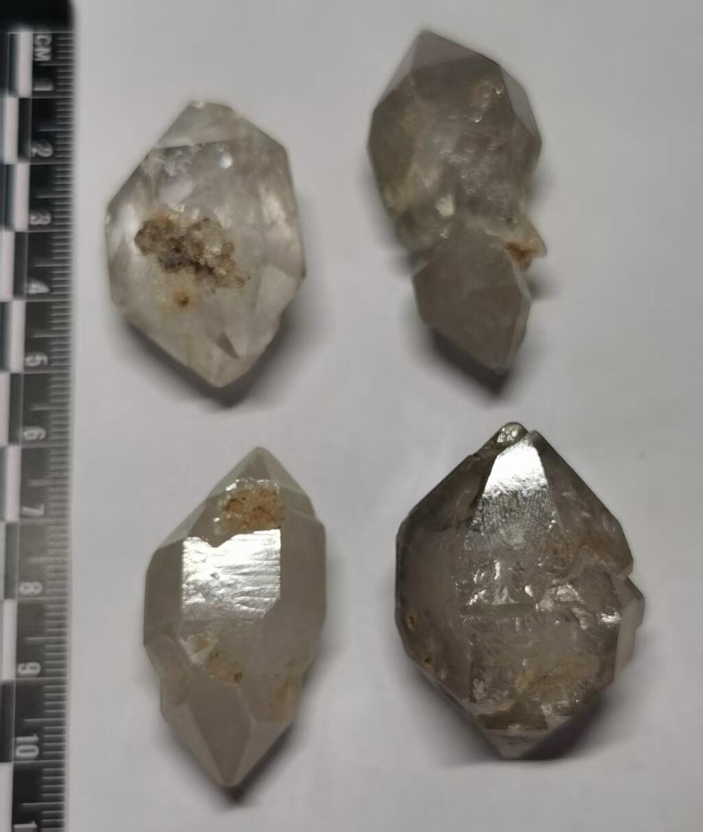 七河·世界钱币杂件水晶矿标小拍（总第33期） 藏家出品 X671（7） 大块头云贵闪灵水晶原石 一组4件 总共重量约 70 多克