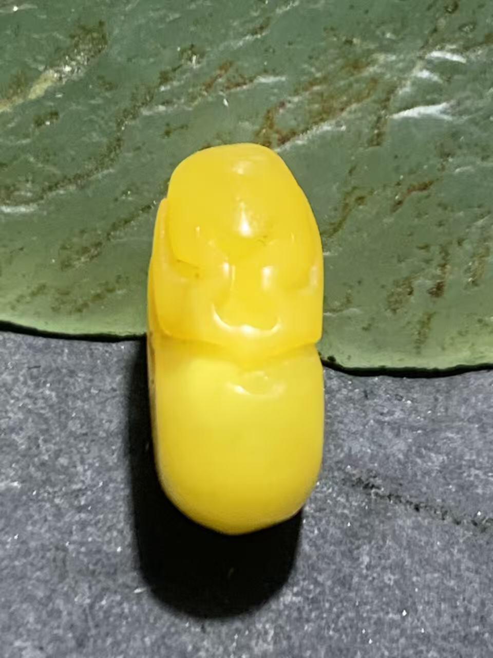 精美天然蜜蜡雕钱袋小吊坠一个，