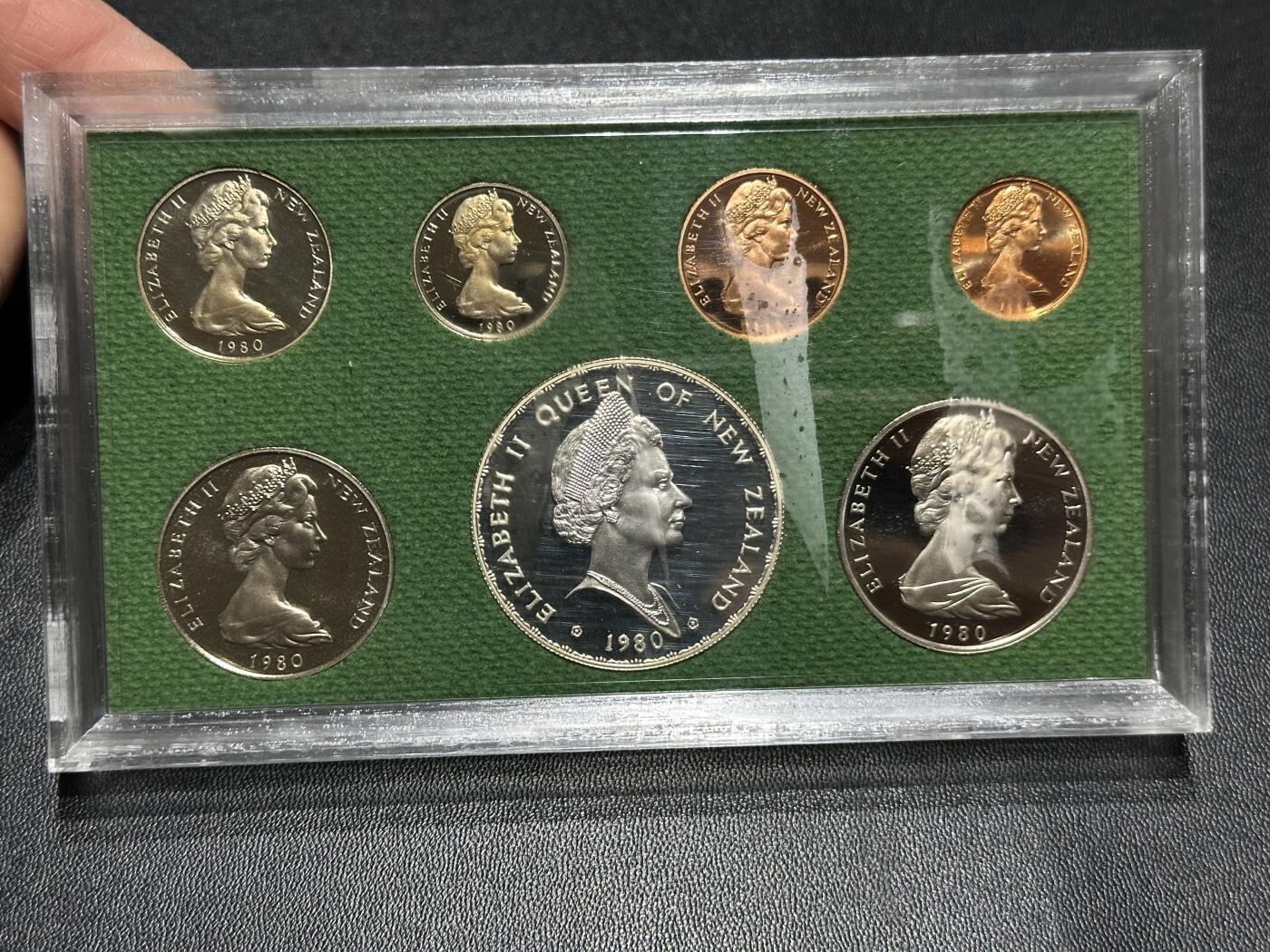 《外钞收藏家》第六百零一期（畅拍场）（本平台长期征集拍品、欢迎藏友们联系合作） 1980年新西兰精致币一套7枚一起精美包装 1元是银币