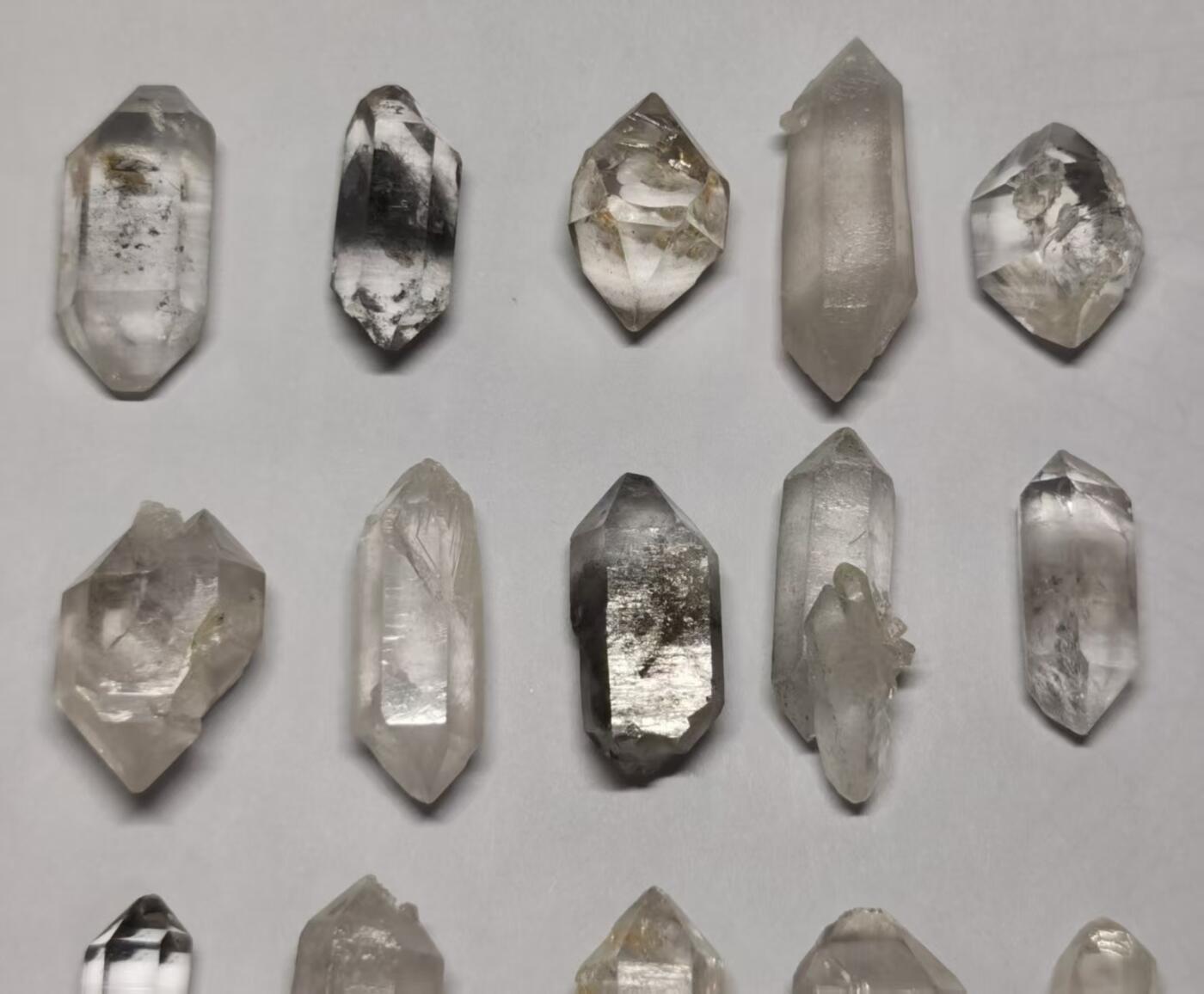 七河·世界钱币杂件水晶矿标小拍（总第33期） 藏家出品的X705（5）云贵闪灵水晶原石 多品种一组共20颗