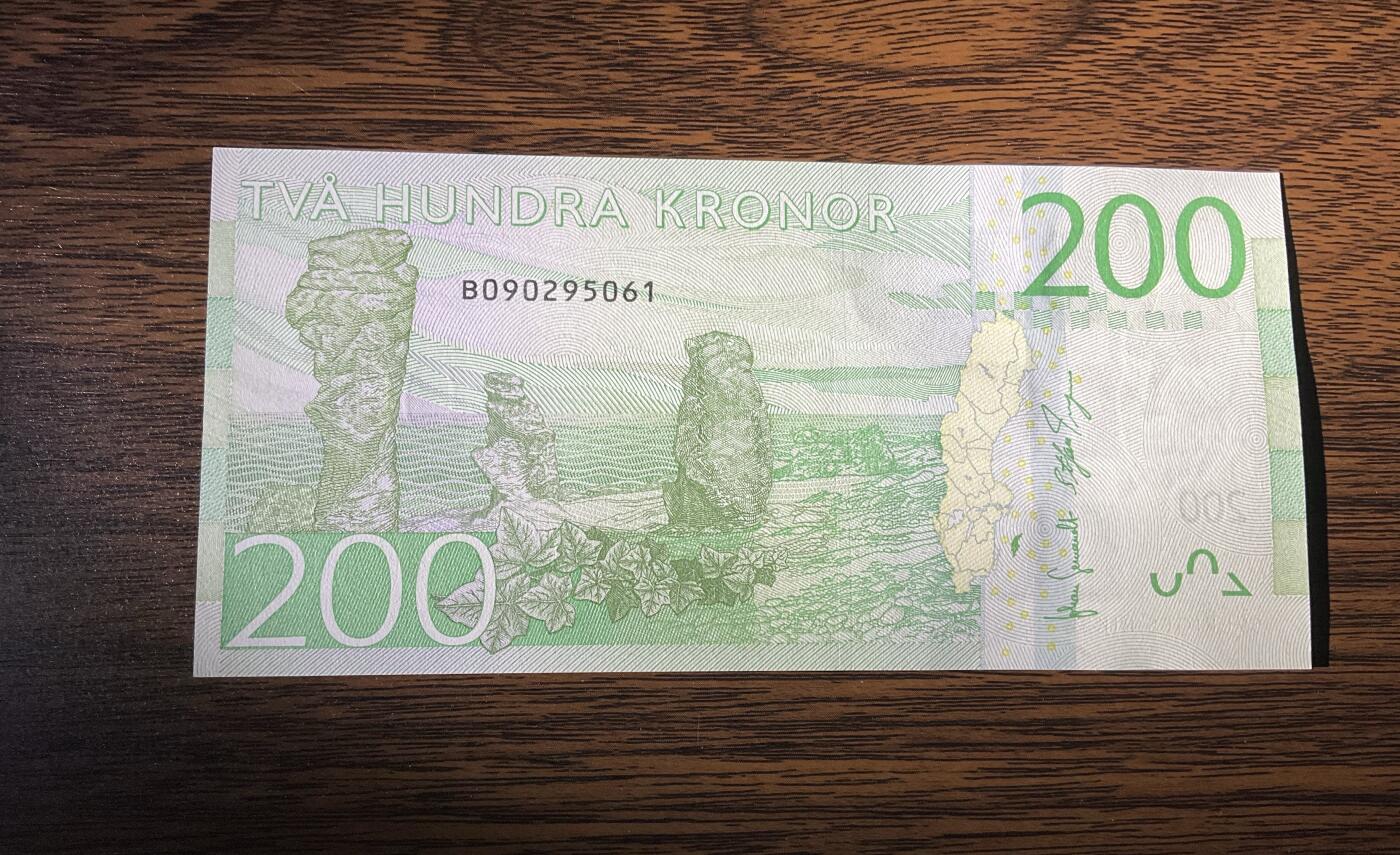 【礼羽收藏】🌏世界钱币拍卖第119期 瑞典200克朗2015首年首发B冠，刀拆绝品。无347干净漂亮的靓号。稀少面值币种量小市面能见到基本都带347号码不佳，配套必备错失美号拍大腿