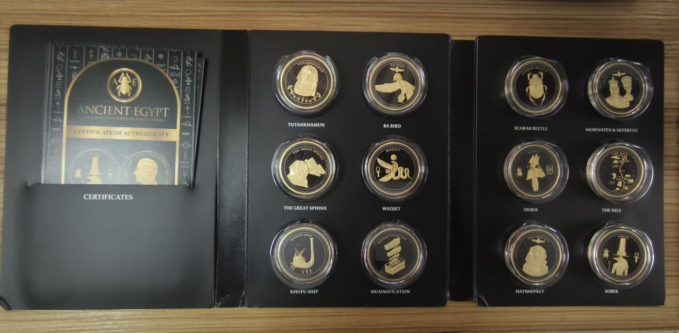 ❤️【币观天下】❤️ 第338期钱币拍卖- 2026.1.9周五晚上6点半场-长期征集拍品 所罗门2024年，古埃及文化系列(3)，(直径45mm)整体镀金、黑色钌化、完整大全套装纪念币(共12枚). 盒证全. 热门，实物超级漂亮. 国外售价500+美元