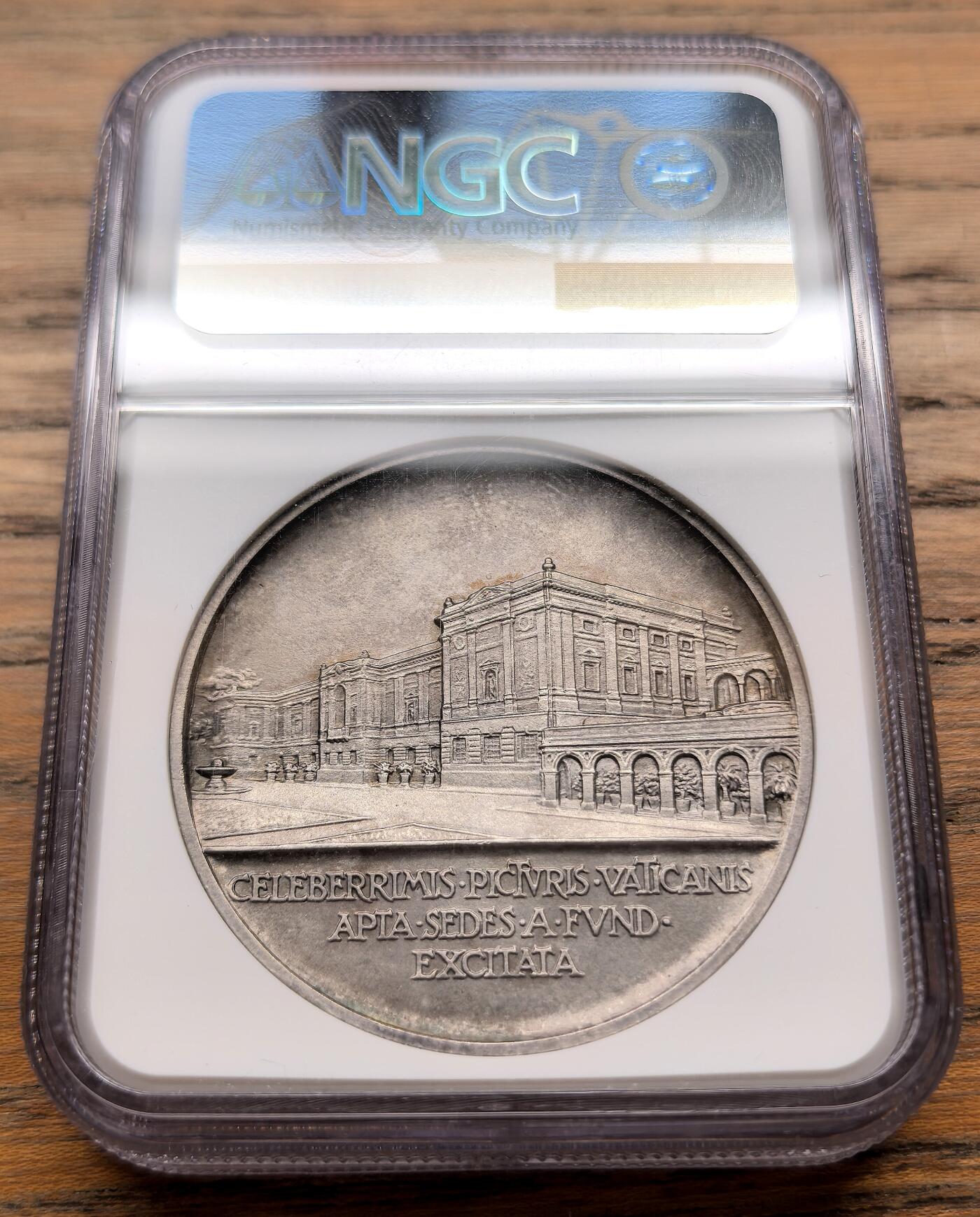 凡希社世界钱币微拍第三百十八期 1932梵蒂冈绘画馆正式开放纪念银章NGC-MS64，雕刻师 Aurelio Mistruzzi（1880-1960）作品。