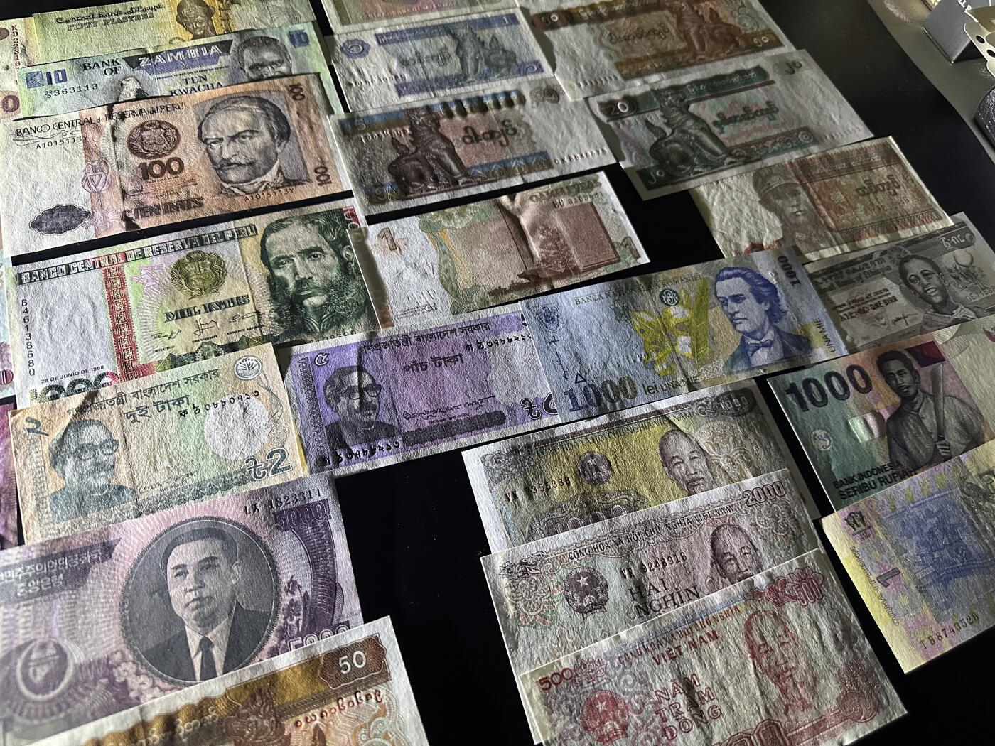 《外钞收藏家》第六百零一期（畅拍场）（本平台长期征集拍品、欢迎藏友们联系合作） 大几十张精美纸币一起 全新 个别非全新