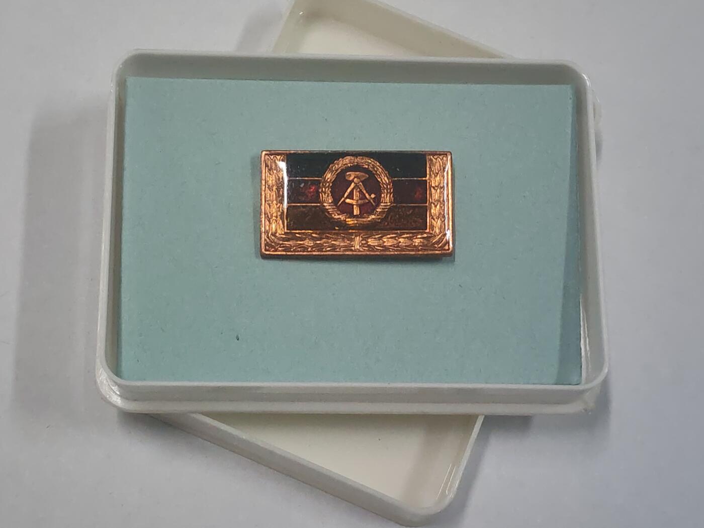 韵星假日拍卖第三十六期 -- Rimey Holidays Auction 36 民主德国集体劳动荣誉五次获得带原盒