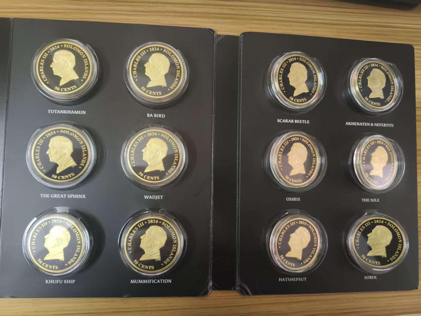 ❤️【币观天下】❤️ 第338期钱币拍卖- 2026.1.9周五晚上6点半场-长期征集拍品 所罗门2024年，古埃及文化系列(3)，(直径45mm)整体镀金、黑色钌化、完整大全套装纪念币(共12枚). 盒证全. 热门，实物超级漂亮. 国外售价500+美元