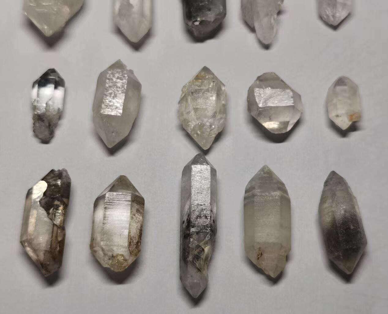 七河·世界钱币杂件水晶矿标小拍（总第33期） 藏家出品的X705（5）云贵闪灵水晶原石 多品种一组共20颗