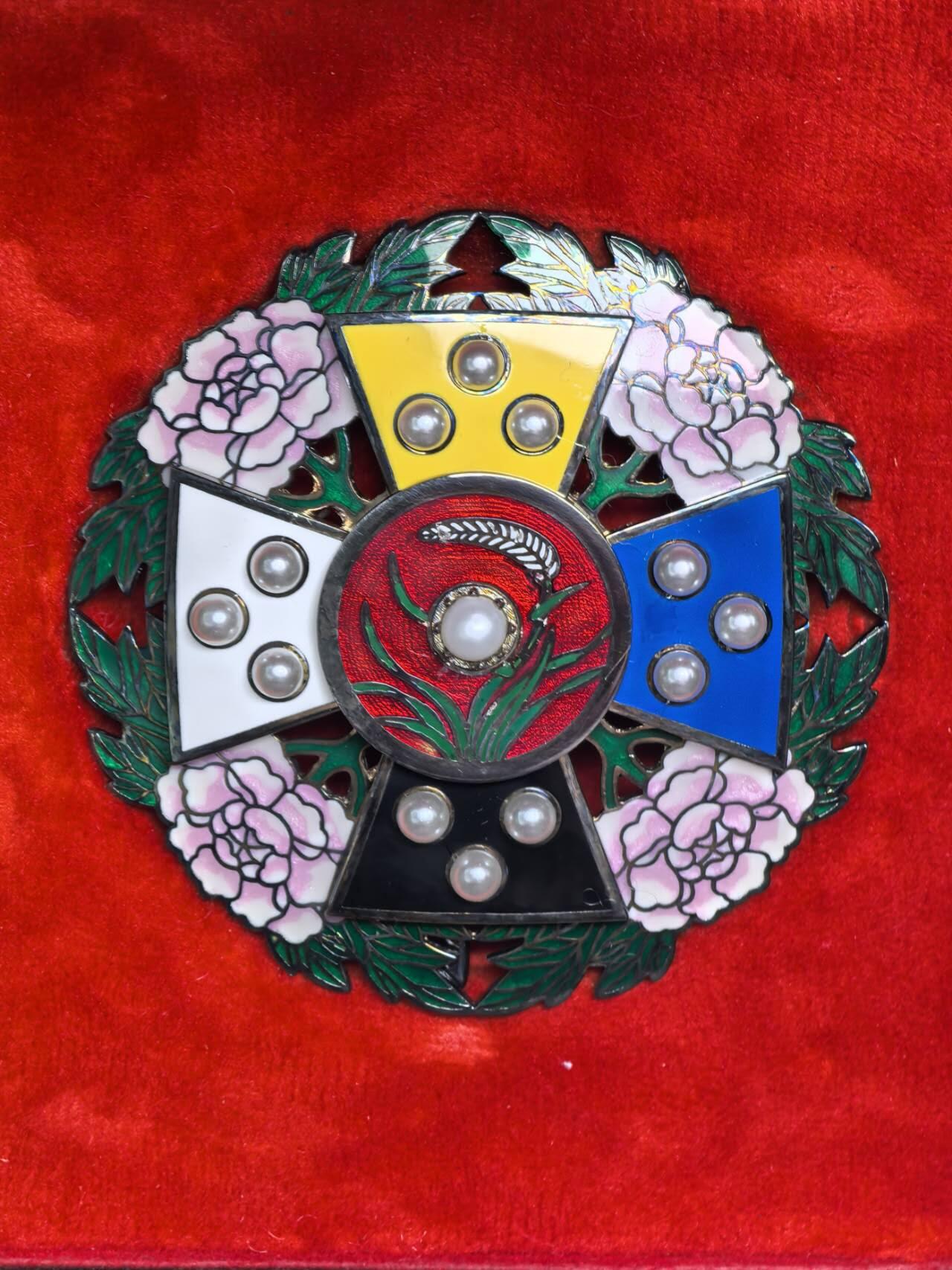 小驴勋章奖章收藏1月10日周六晚六点拍卖（珍爱和平，收藏战争，铭记历史，勿忘国耻，忠党爱国。有偿代拍，送拍规则在简介最后，参拍须阅读规则后再参拍，关系到运费包装发货时效真假辨别等关键信息，拍卖时不再发原图，看大图店主微信码在拍卖店铺介绍里）