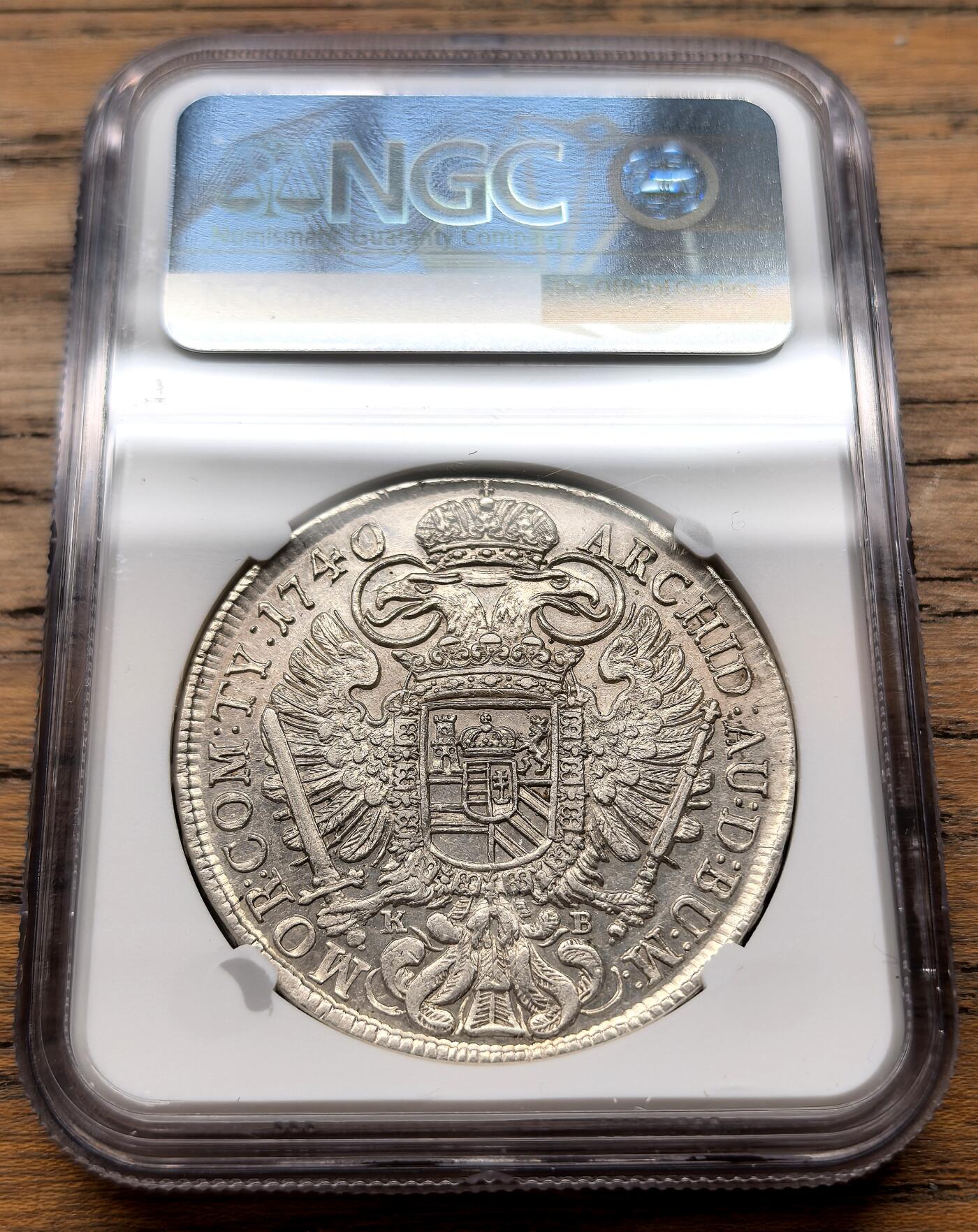 凡希社世界钱币微拍第三百十八期 1740神罗匈牙利卡尔六世泰勒大银NGC-AU58，稀少的科西策铸币厂出品。1740年是卡尔六世逝世之年，此后哈布斯堡王朝爆发奥地利王位继承战争，此币成为卡尔六世时期匈牙利铸币的收官品种，见证了帝国权力更迭的关键节点。