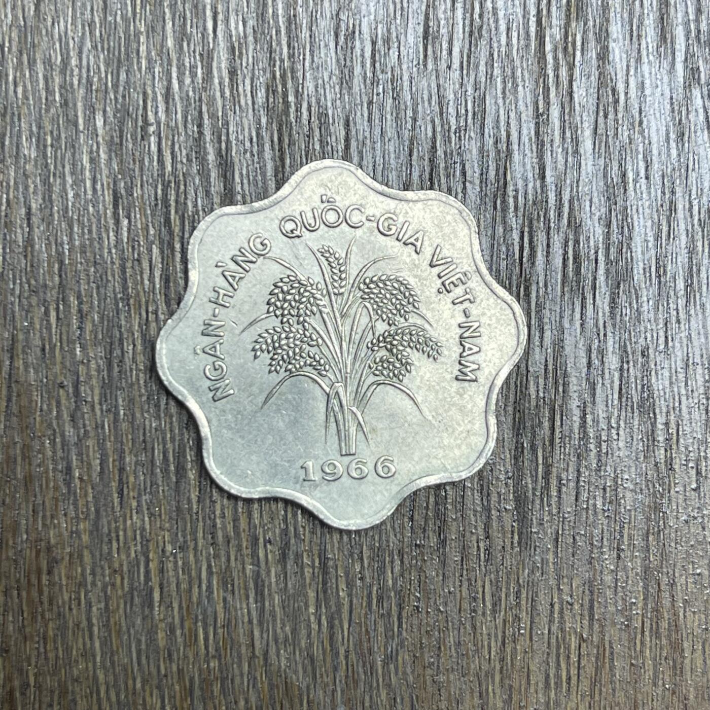 【铜匠收藏】★第137场★散币场。不寄存，30包邮。不满30元，支付5元运费。《接受代拍 代送NGC评级》 55【无寄存】1966 越南 5盾 多边形 镍币