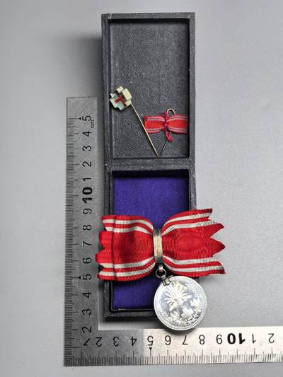 小驴勋章奖章收藏1月10日周六晚六点拍卖（珍爱和平，收藏战争，铭记历史，勿忘国耻，忠党爱国。有偿代拍，送拍规则在简介最后，参拍须阅读规则后再参拍，关系到运费包装发货时效真假辨别等关键信息，拍卖时不再发原图，看大图店主微信码在拍卖店铺介绍里） - 女版赤十字社纪念章带盒带两个略，铝质