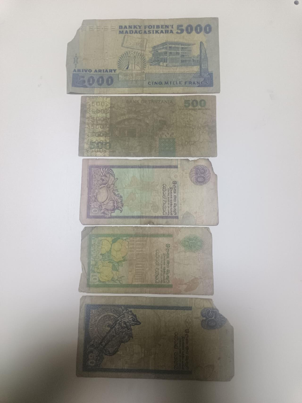 【20260113】非全新纸币和硬币第324场 非洲国家5张纸币，有缺口和裂缝