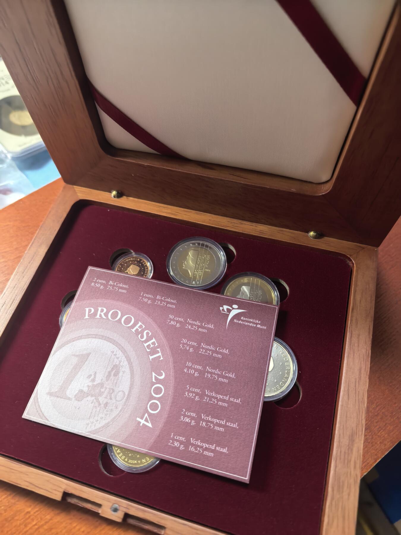 长老汇蛇年精选第九十三场拍卖 2004荷兰欧元精制币套币8枚，盒证全，5000套，克书90美金，橡木盒烫刻国徽金属标牌