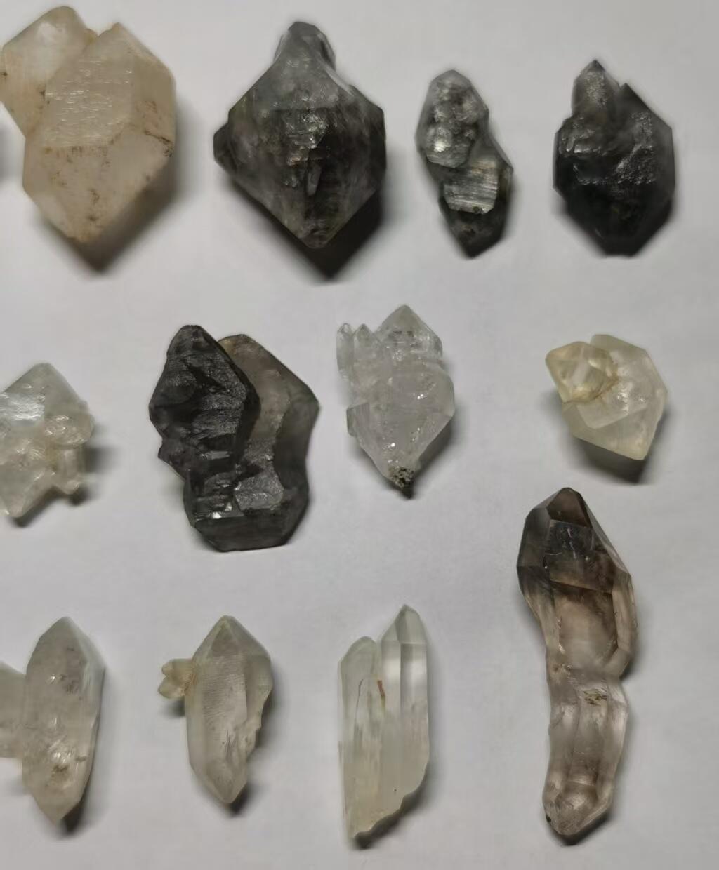 七河·世界钱币杂件水晶矿标小拍（总第33期） 藏家出品 X659（7） 有造型的 多品种云贵闪灵水晶 一组15件