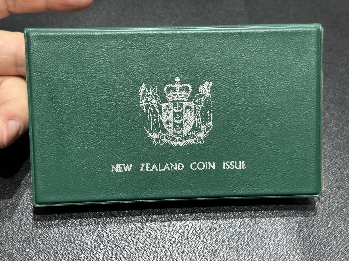 《外钞收藏家》第六百零一期（畅拍场）（本平台长期征集拍品、欢迎藏友们联系合作） 1980年新西兰精致币一套7枚一起精美包装 1元是银币