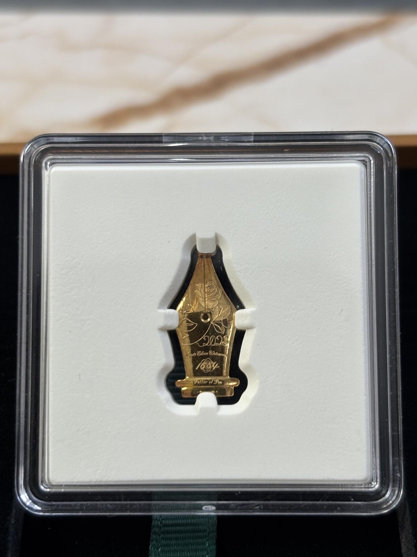 第187期拍卖 喀麦隆2023年笔尖爱情1克异形凹凸双面镀金银币，999银镀金，发行999枚，有氧化