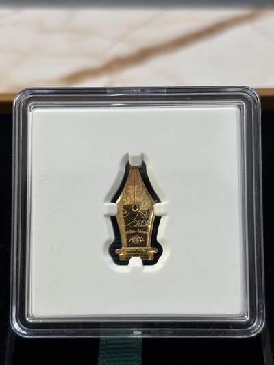 第187期拍卖 - 喀麦隆2023年笔尖爱情1克异形凹凸双面镀金银币，999银镀金，发行999枚，有氧化