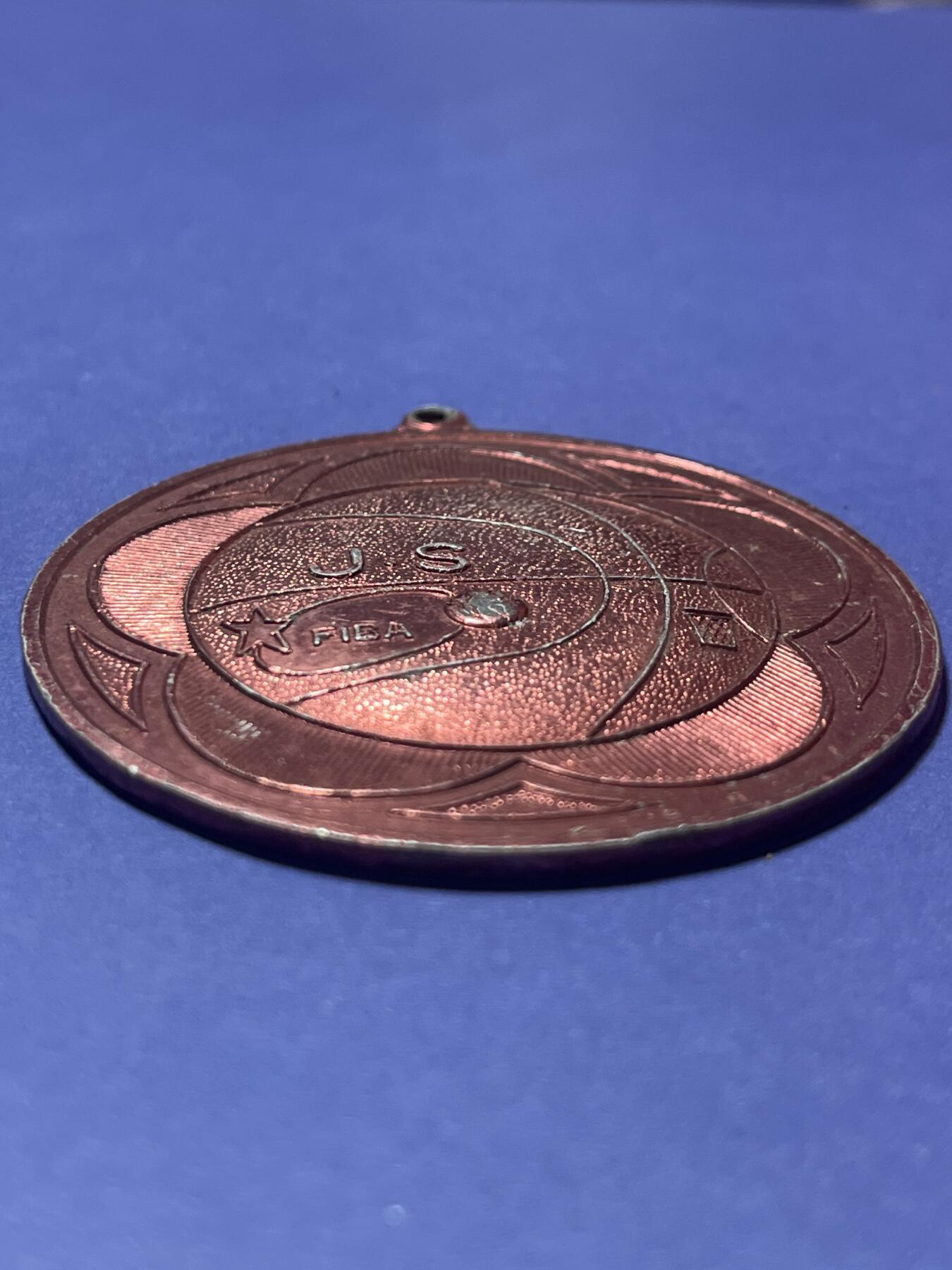 世界各国奖章纪念章徽章无底价拍卖 八十年代江苏省篮球协会杯奖章