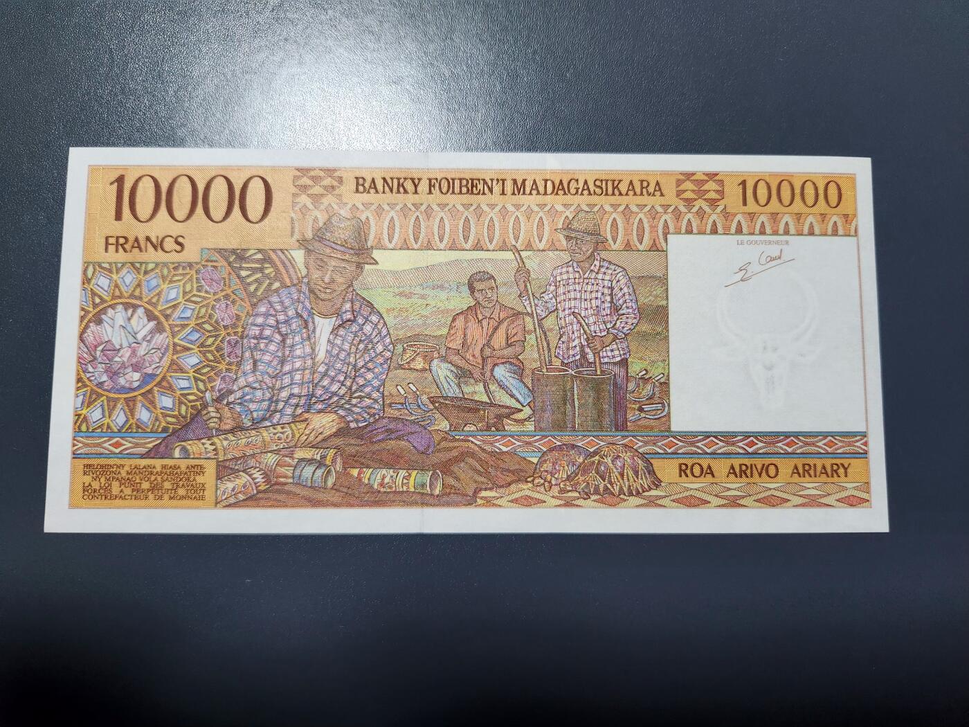1月10号晚上8点 外国纸币自动截拍第82场 马达加斯加1995年10000法郎 全新